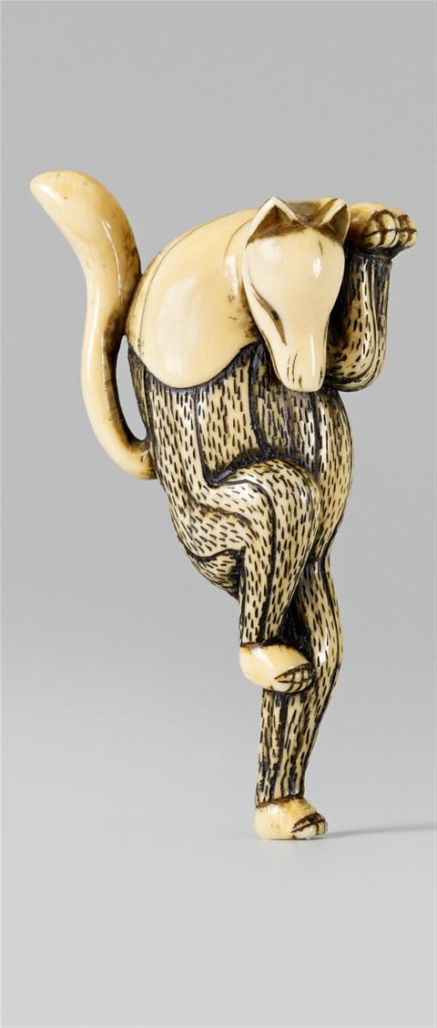 An ivory netsuke of a dancing fox. Early 19th century - image-1