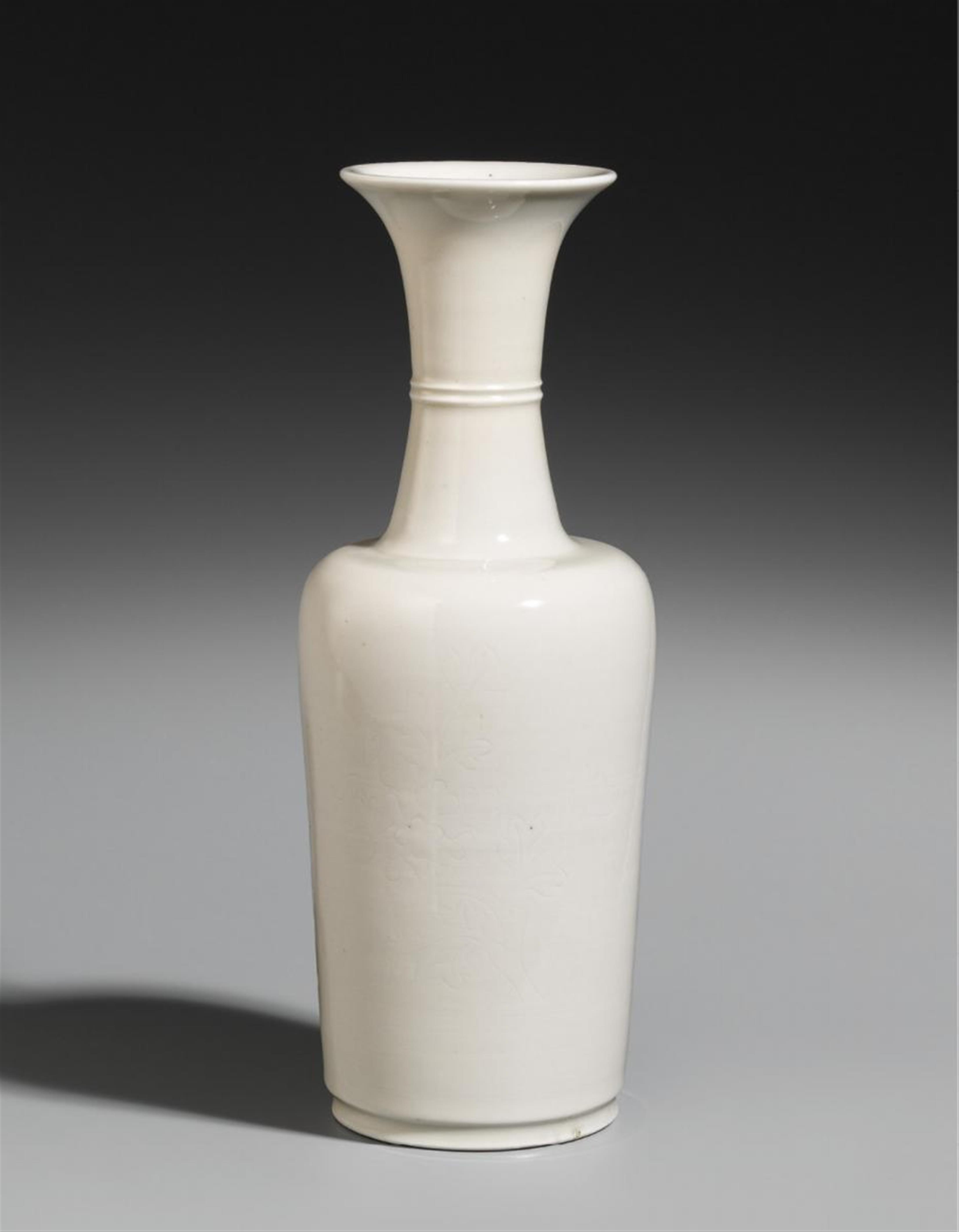 Blanc de chine-Vase mit eingravierten Blütenzweigen. Dehua. 18. Jh. - image-1