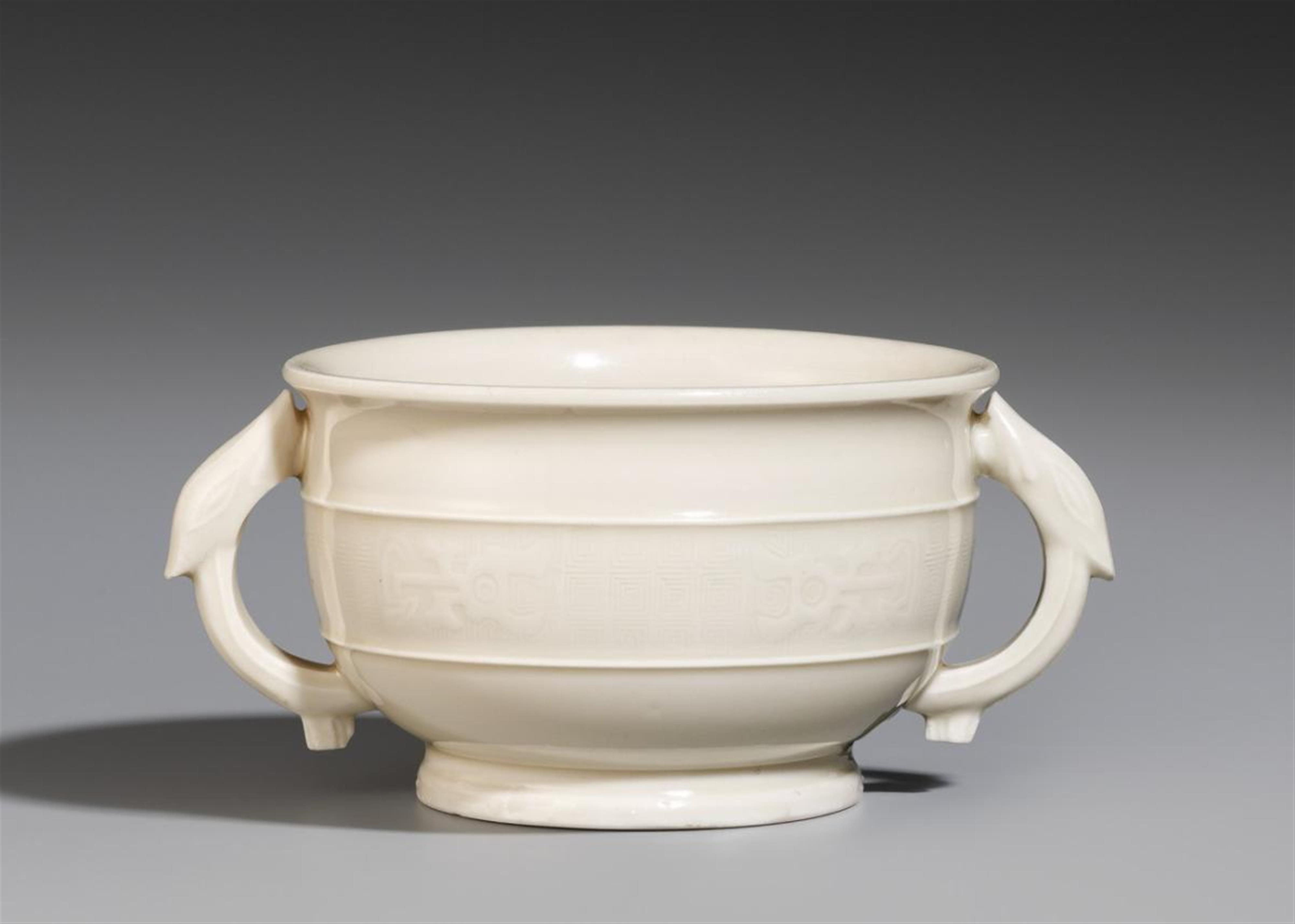 A blanc-de-Chine censer with stylised dragon handles. Dehua. 17th/18th century - image-1