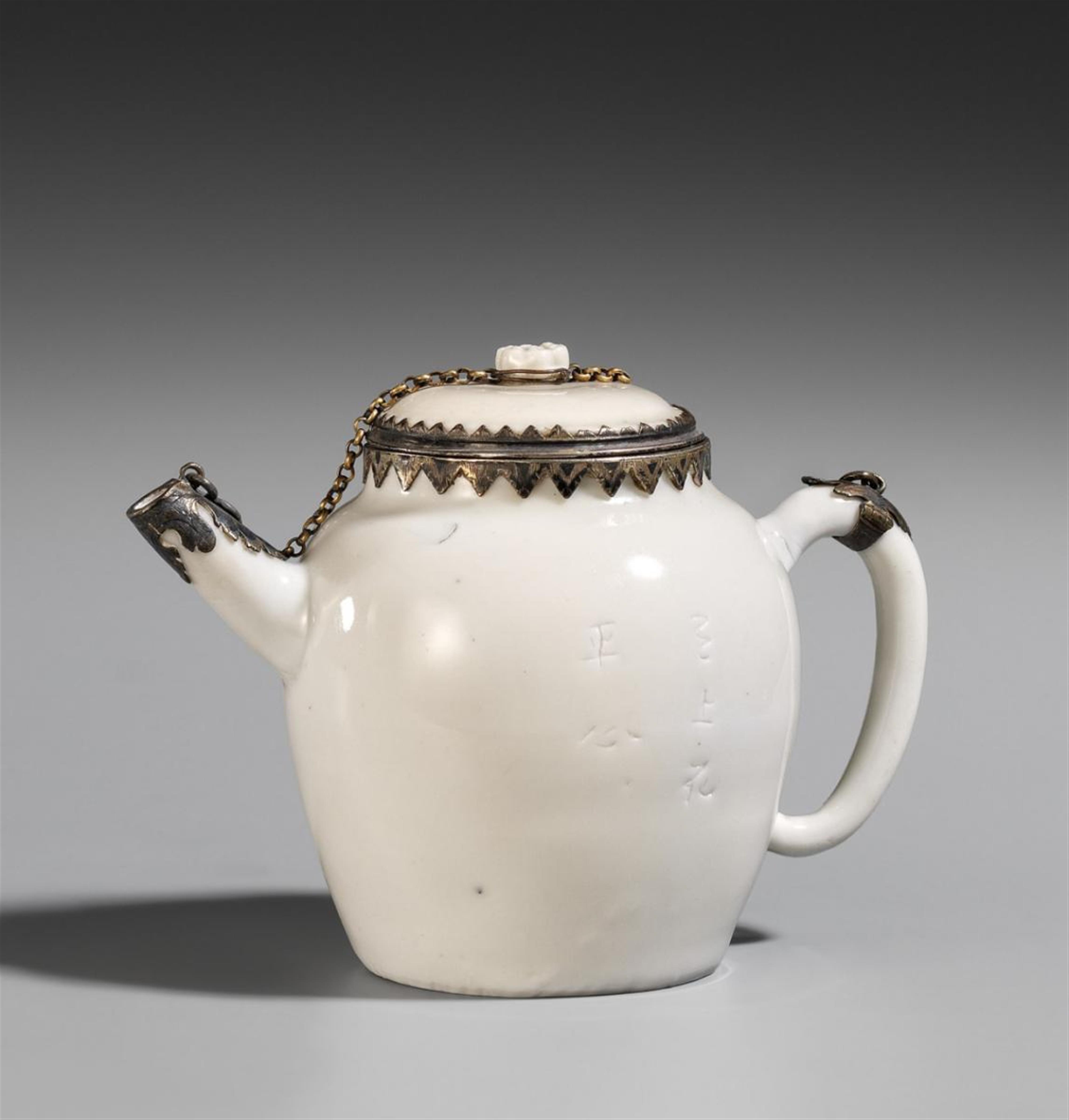 Blanc de chine-Teekanne mit Ormolu-Montierung. Dehua. Kangxi-Periode (1662-1722) - image-1