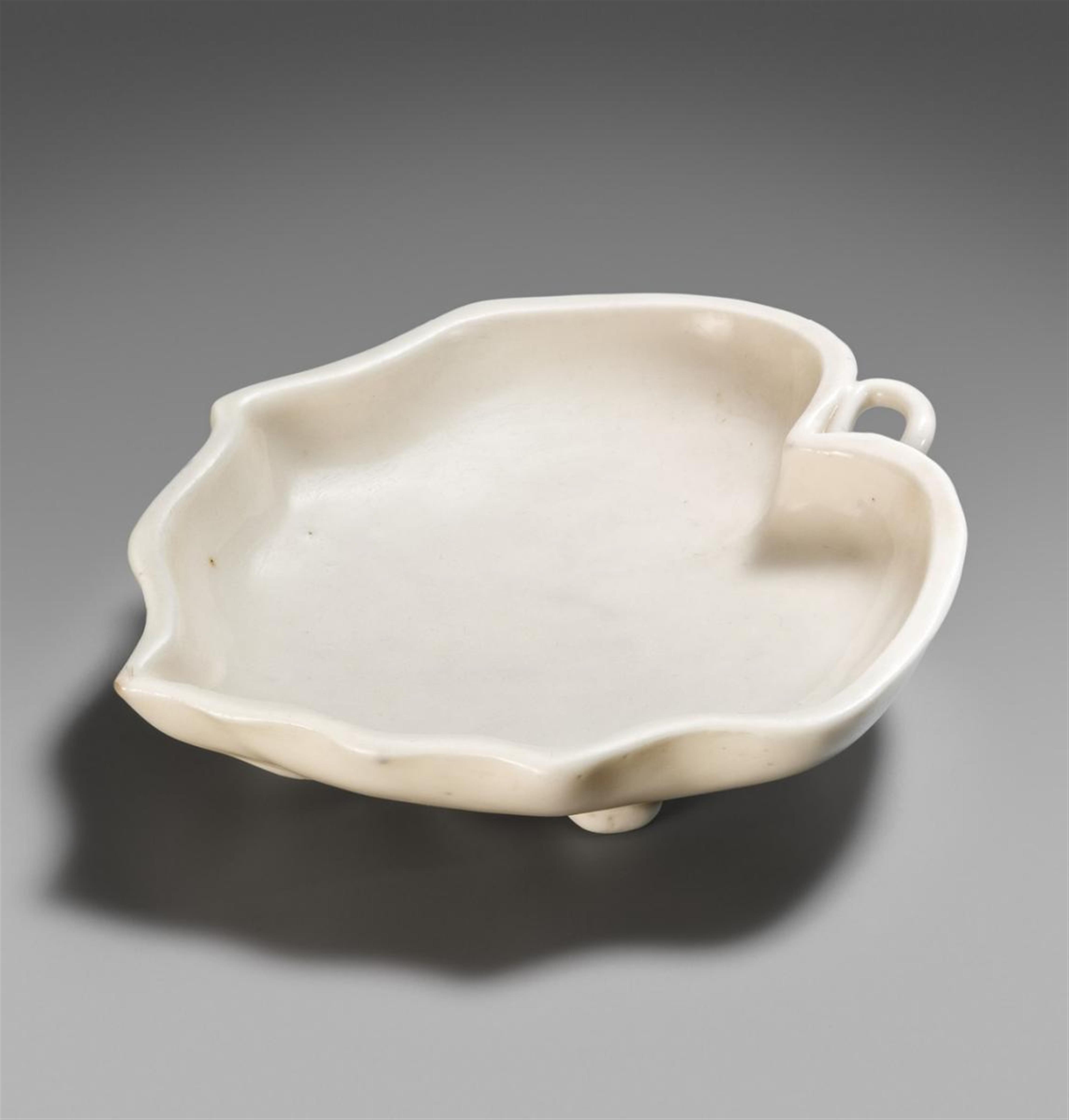 A blanc-de-Chine brush washer in leaf shape. Dehua. 17th/18th century - image-1