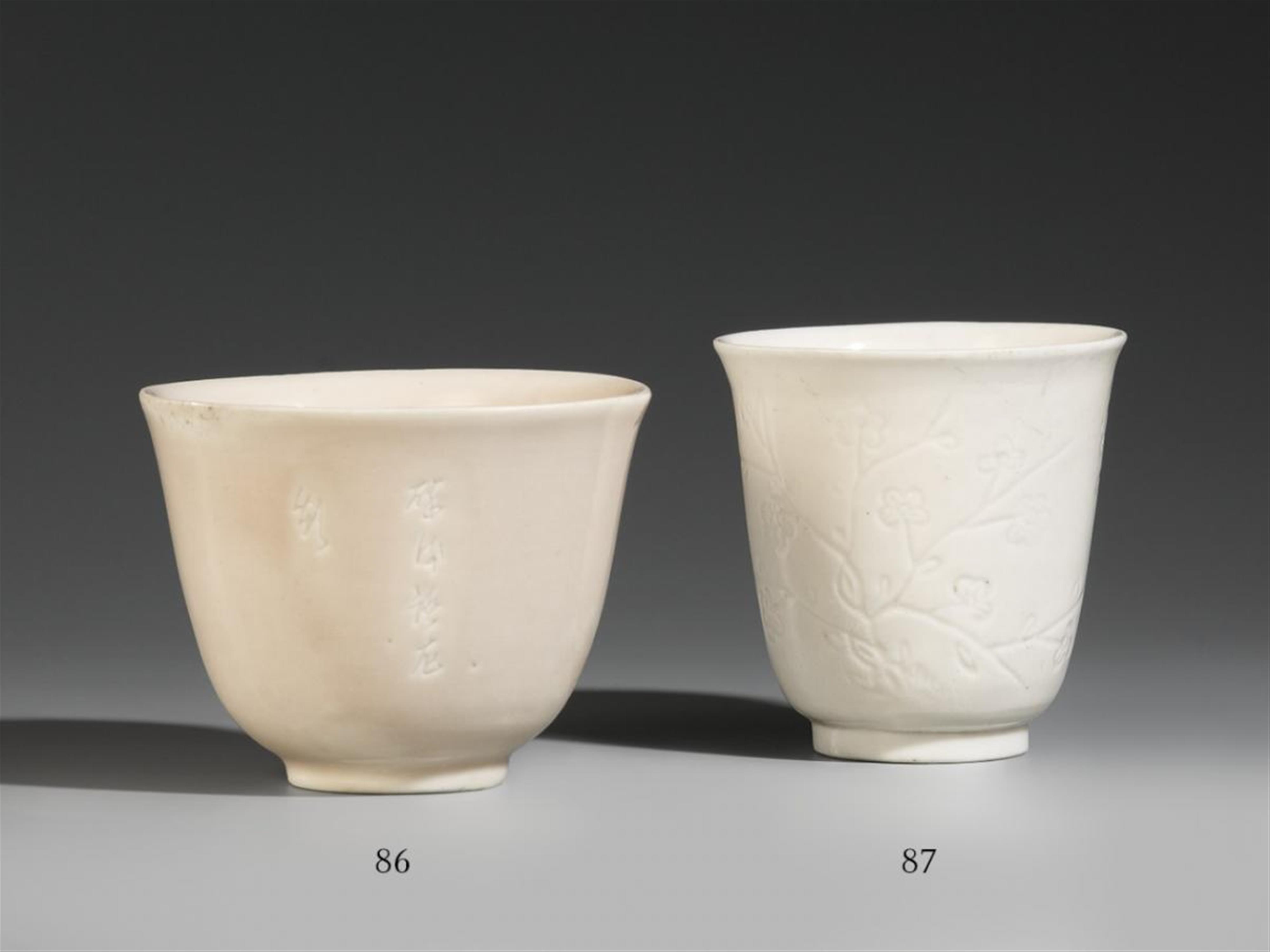 Blanc de chine-Becher mit eingravierten Blütenzweigen. Dehua. Kangxi-Periode (1662-1722) - image-1