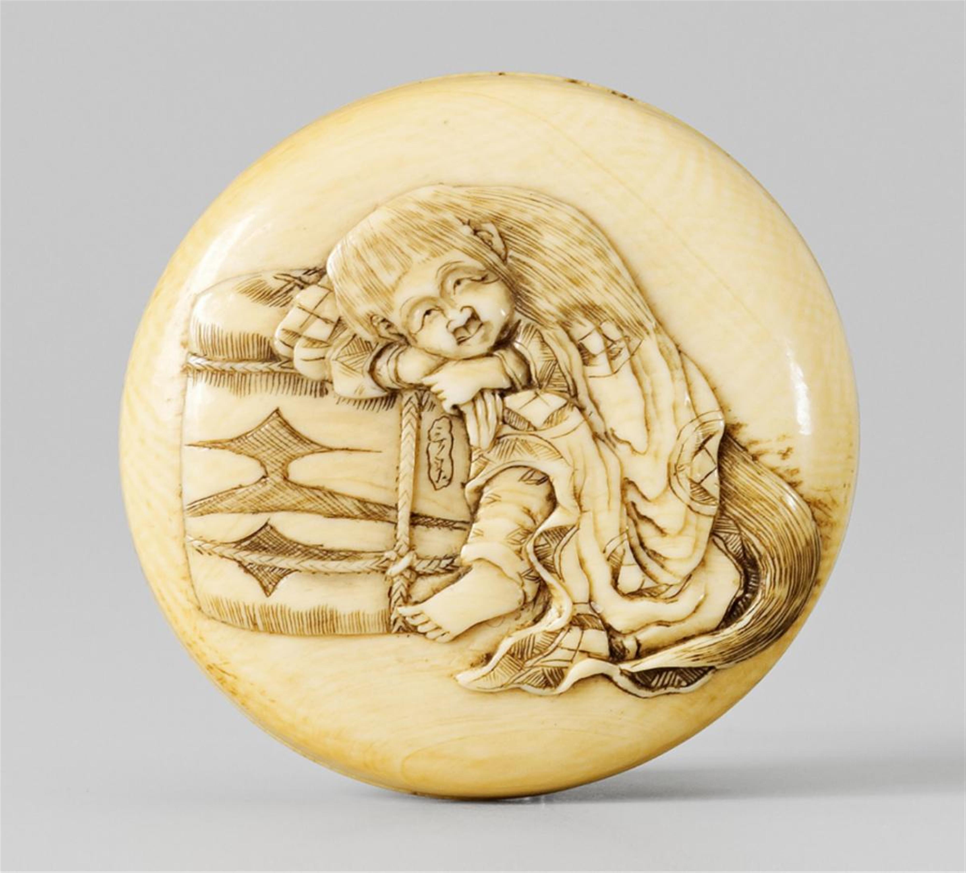 An Edo school ivory two-part manjû of a shôjô by a sake cask. Mid-19th century - image-1