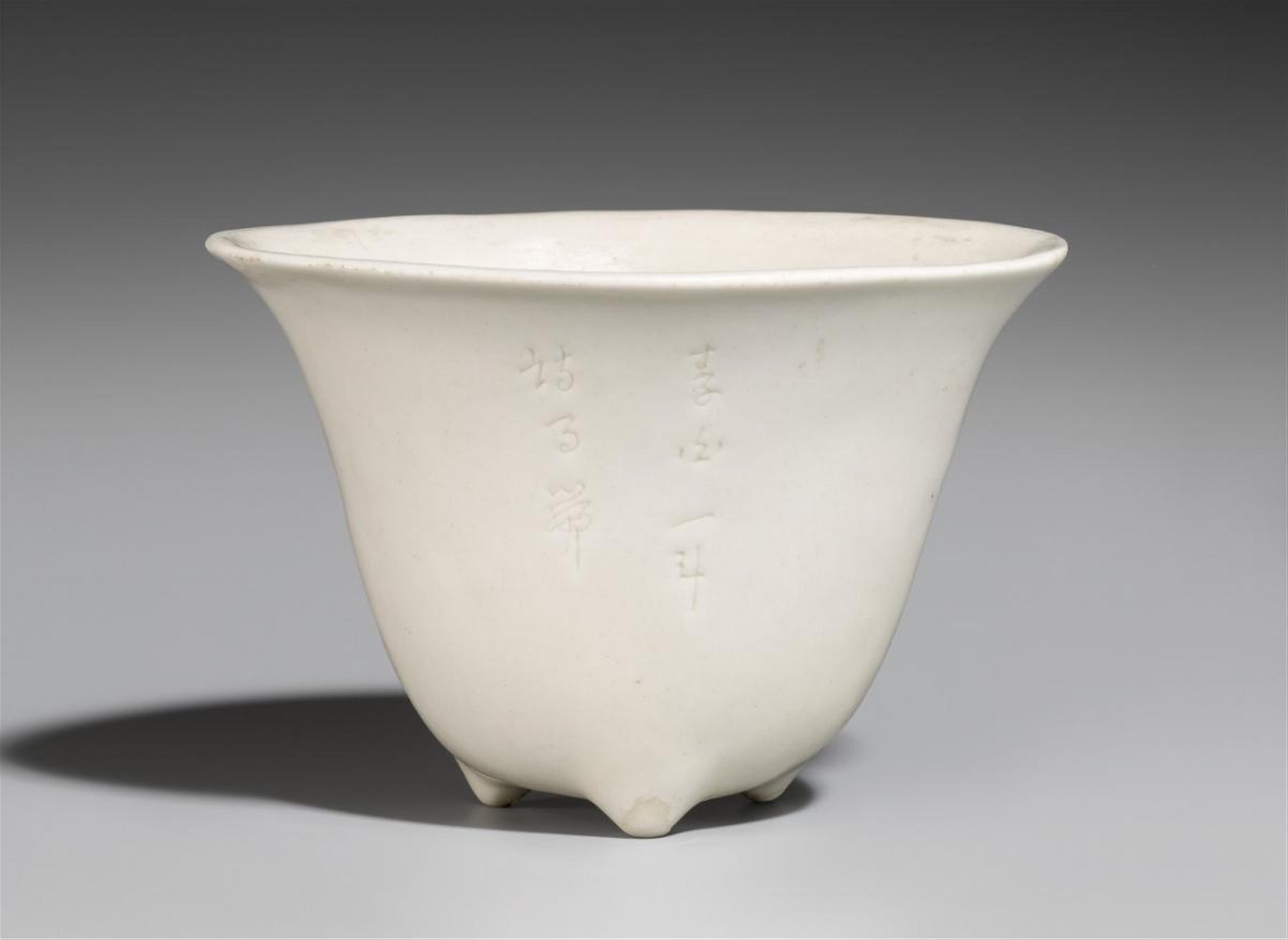A blanc-de-Chine beaker with crane and qin motif. Dehua. Kangxi period (1662-1722) - image-1
