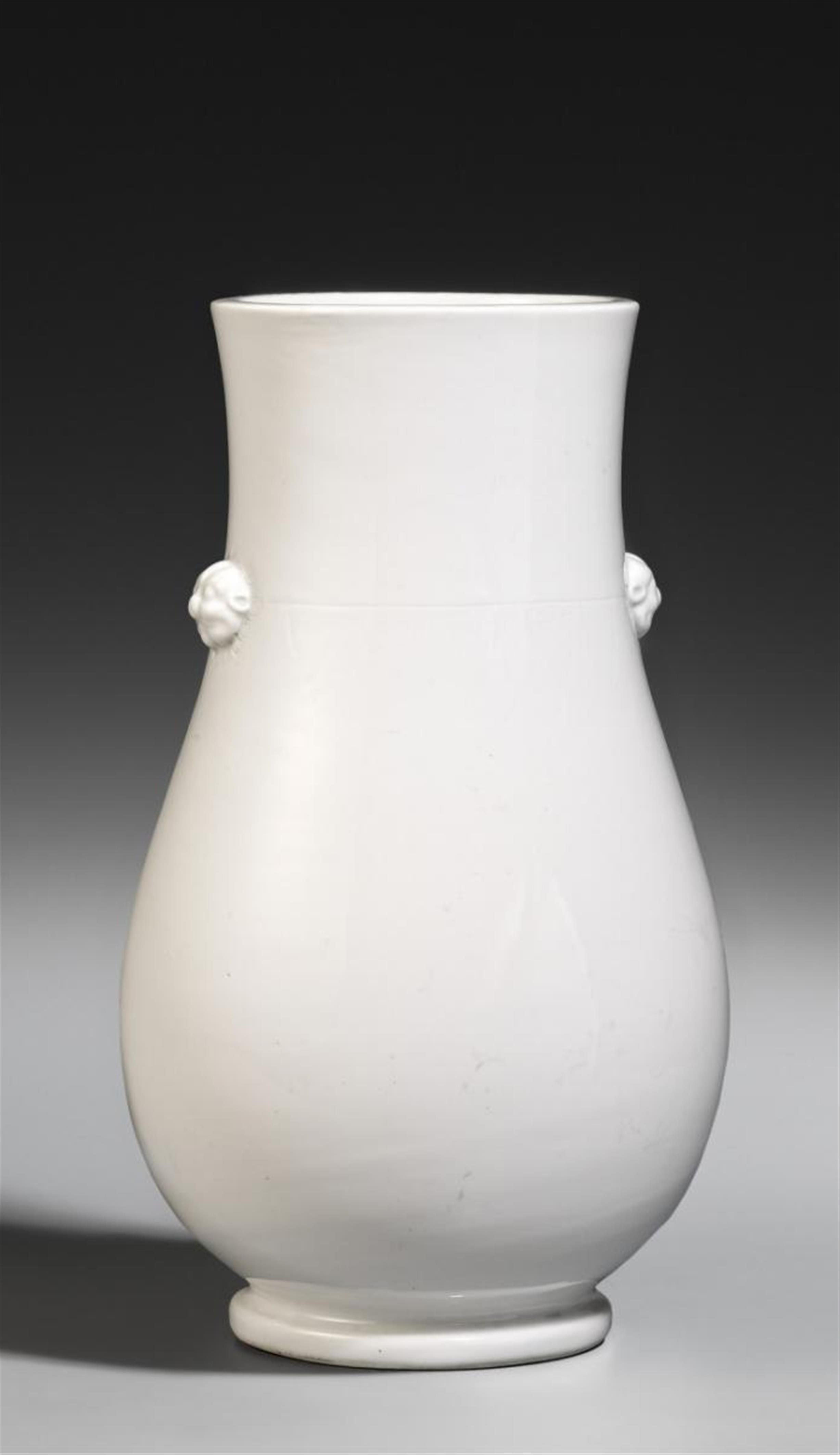 Cremefarben glasierte Vase von hu-Form. Soft-paste. 18./19. Jh. - image-1