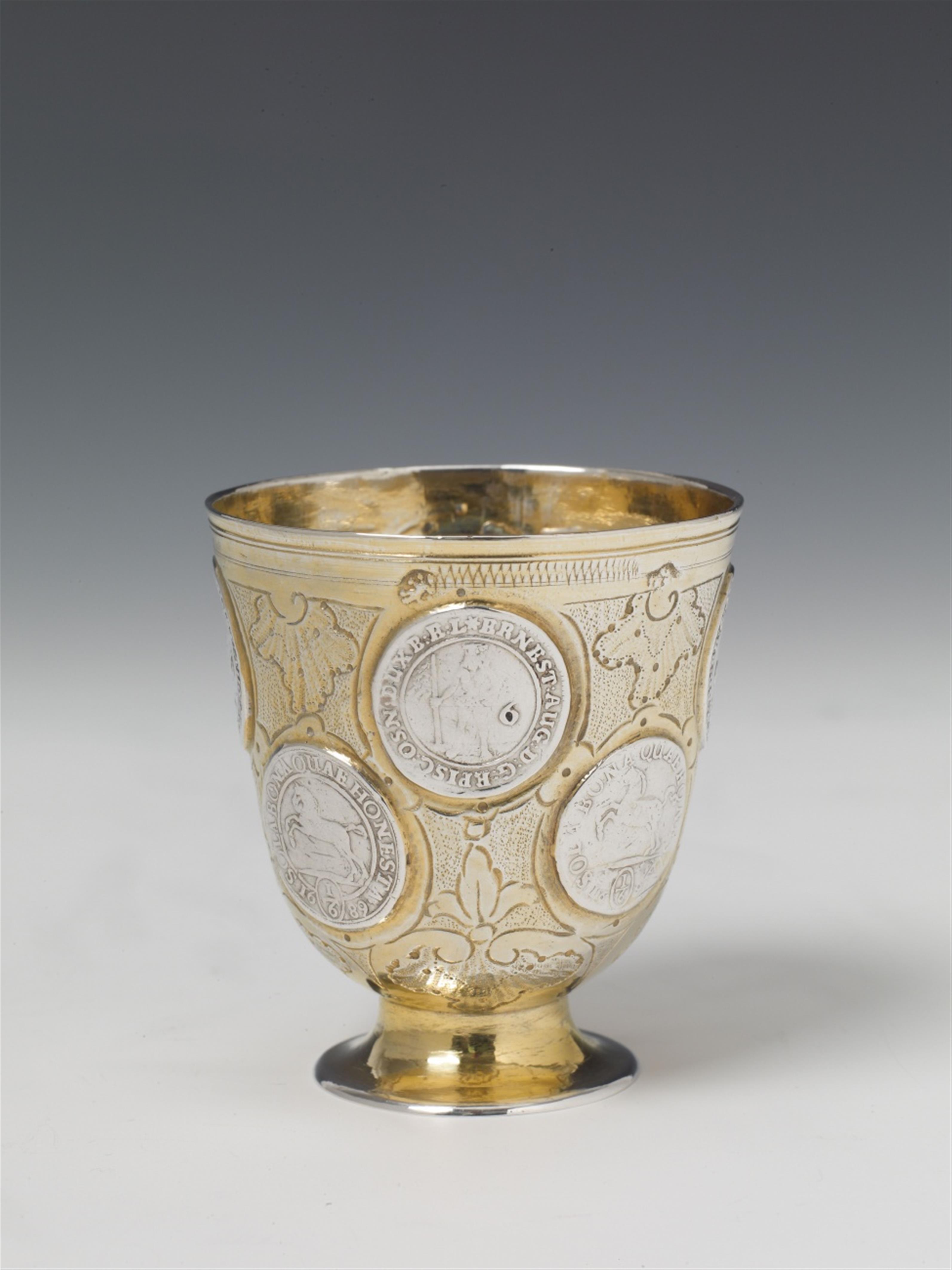 A small Berlin silver partially gilt coin-set beaker. With eight 17th century Brunswick-Lüneburg groats. Marks of Gabriel Lindenberg, ca. 1760. - image-1