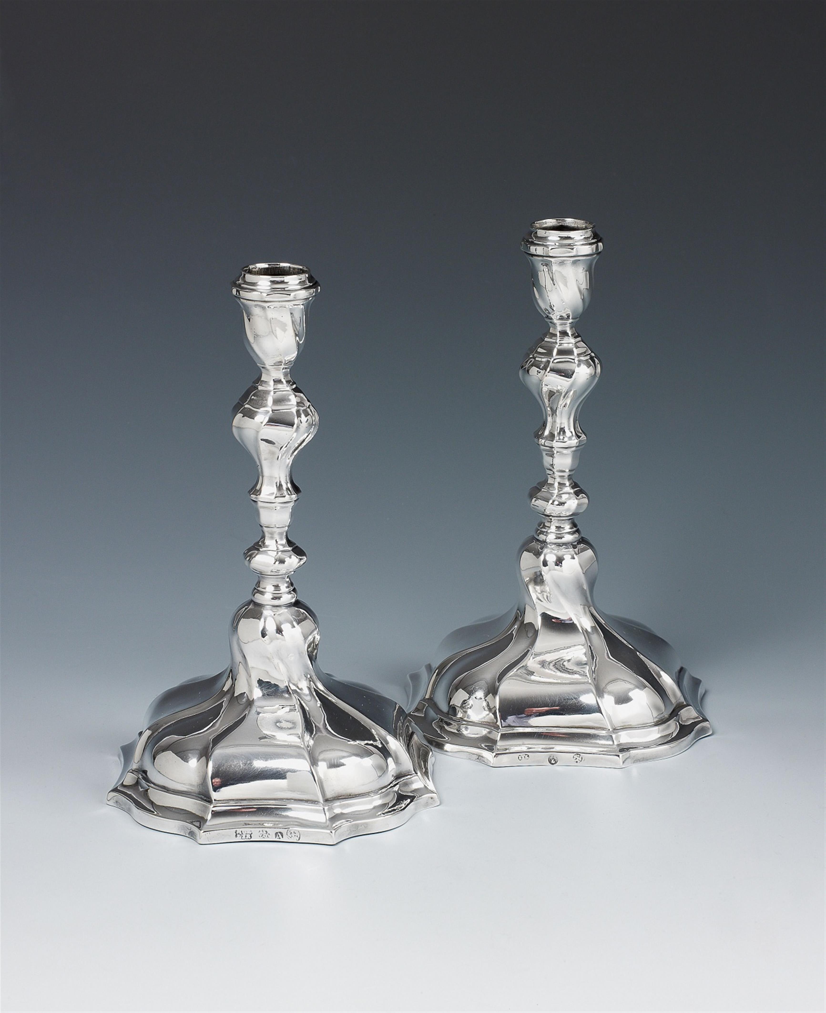 Two Rococo silver candlesticks from Potsdam and Magdeburg. Potsdam candlestick with marks of Christian Friedrich Müller, the Magdeburg piece probably Master Langenbeck, both ca. 1760 - 70. - image-2