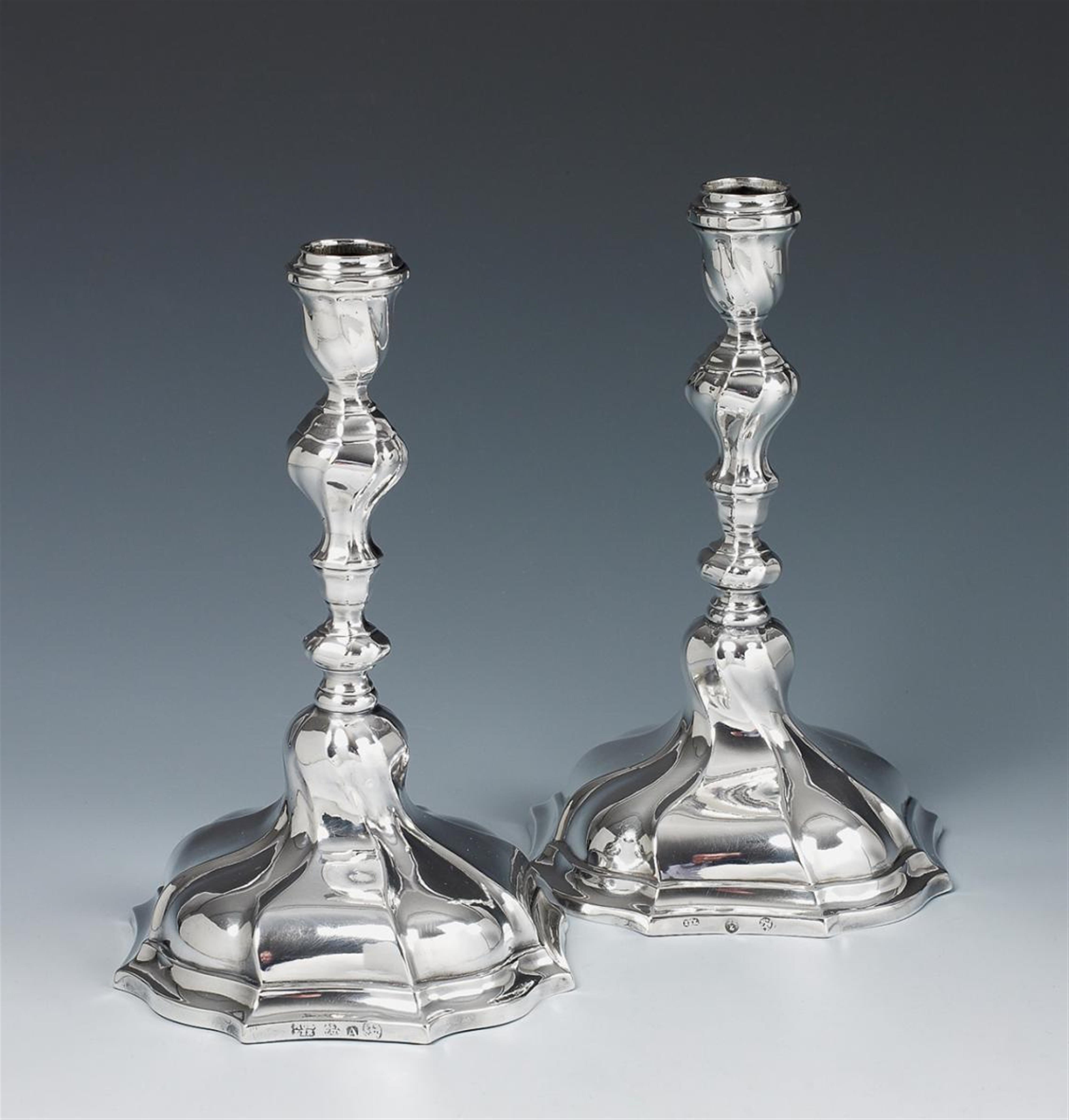 Two Rococo silver candlesticks from Potsdam and Magdeburg. Potsdam candlestick with marks of Christian Friedrich Müller, the Magdeburg piece probably Master Langenbeck, both ca. 1760 - 70. - image-1