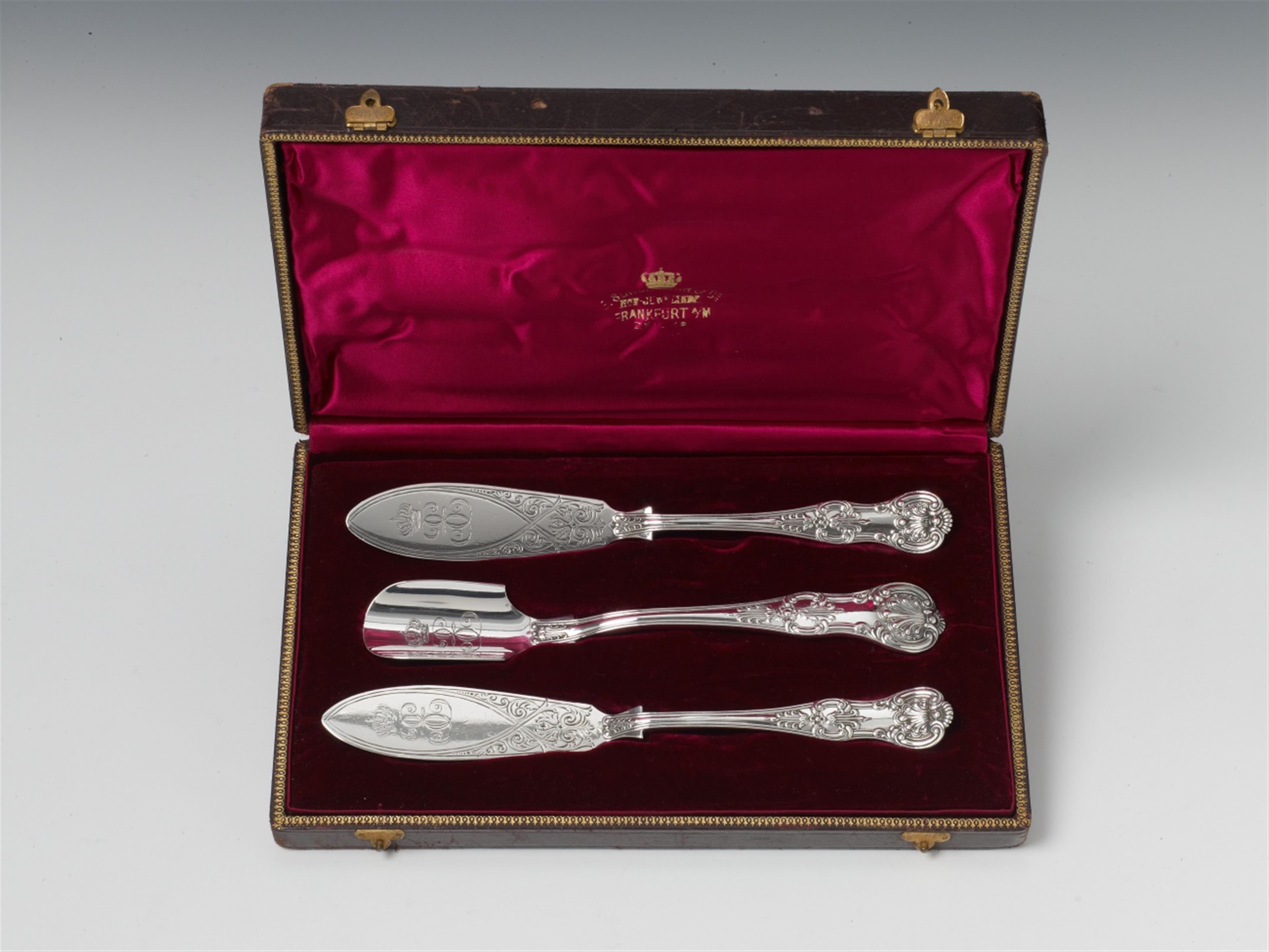 A three piece set of silver serving pieces in a leather case. With the monogram of Duchess Elisabeth of Anhalt-Dessau. Marks of London/Sheffield, ca. 1890. The case marked "Schürmann & Co, Hofjuwelier Frankfurt a/M". - image-1