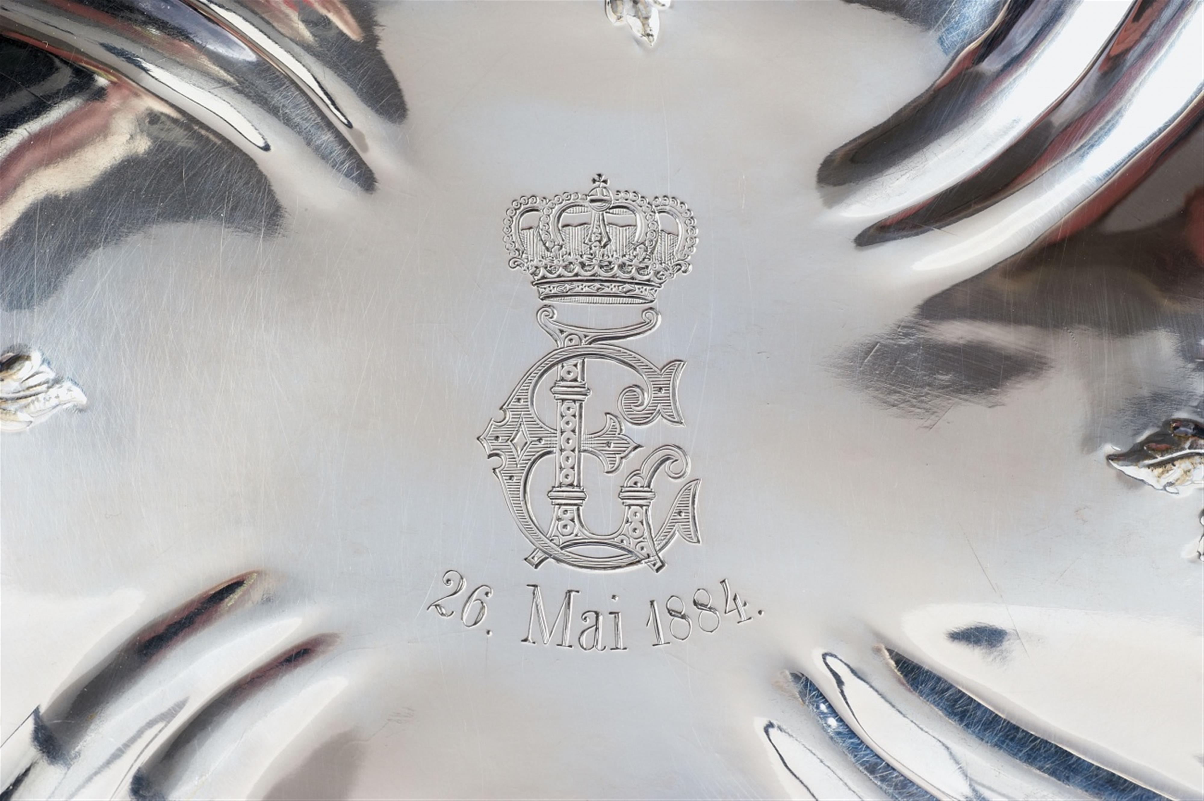 A pair of Berlin silver dishes made for the Dukes of Anhalt-Dessau. Monogrammed "LE" beneath a Ducal crown to the centre and dated 26th May 1884. Marks of Leonhardt & Fiegel (imperial goldsmiths and jewellers until 1918), ca. 1884. - image-2