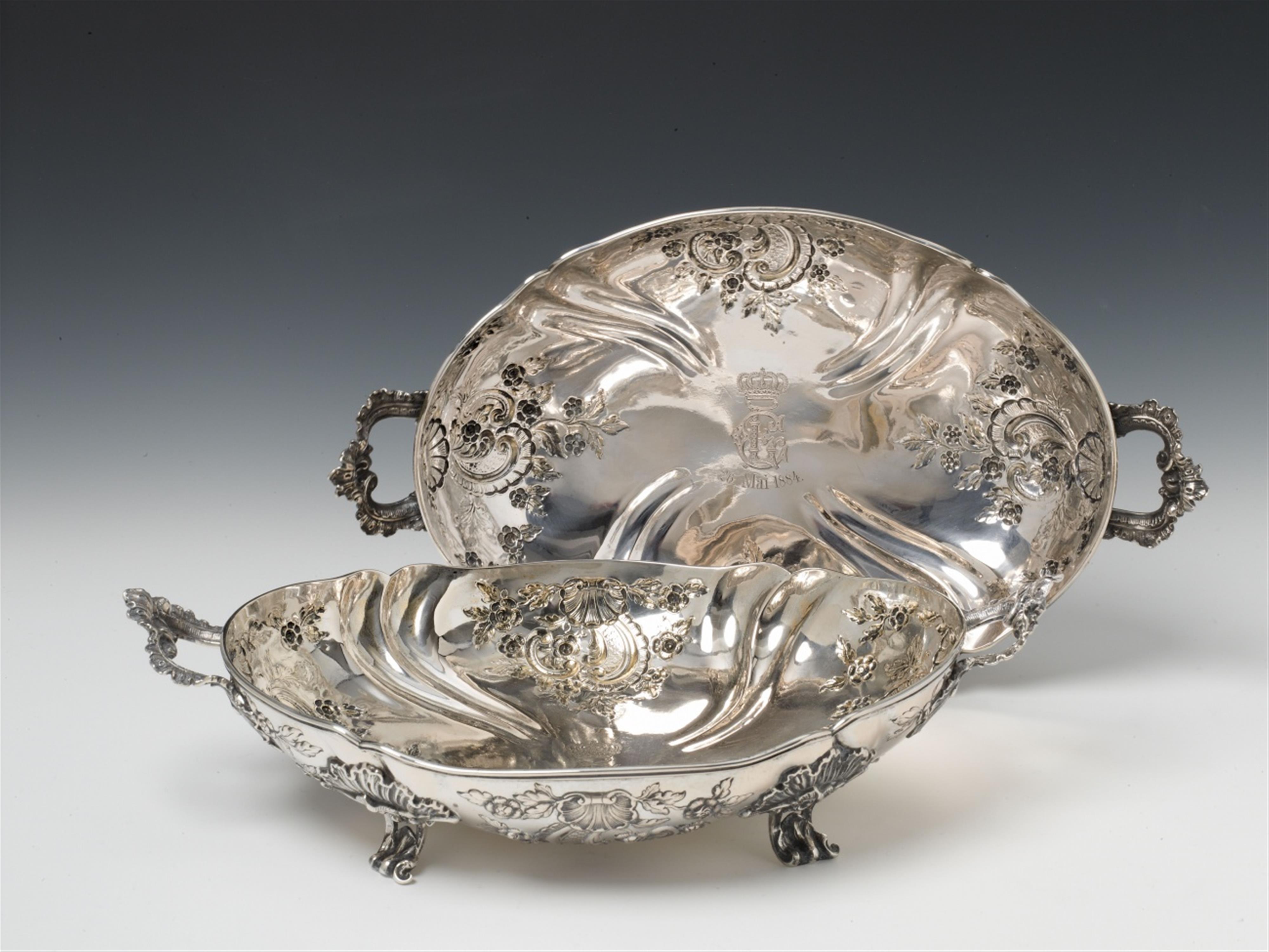 A pair of Berlin silver dishes made for the Dukes of Anhalt-Dessau. Monogrammed "LE" beneath a Ducal crown to the centre and dated 26th May 1884. Marks of Leonhardt & Fiegel (imperial goldsmiths and jewellers until 1918), ca. 1884. - image-1