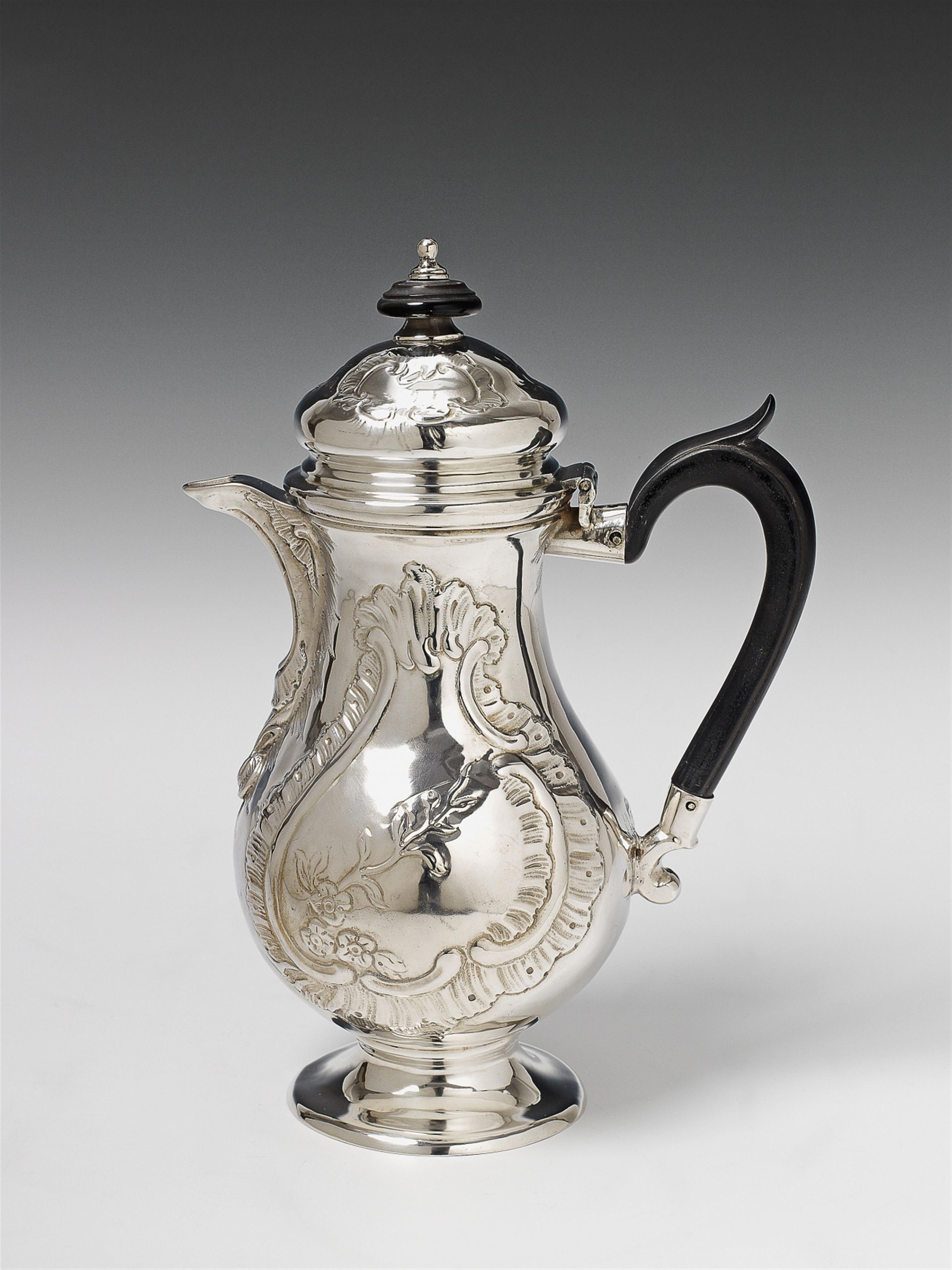 A Berlin silver coffee pot. With an engraved heraldic emblem to the display side and a wooden finial. Marks of Christoph Conrad Meyer, ca. 1760. - image-1