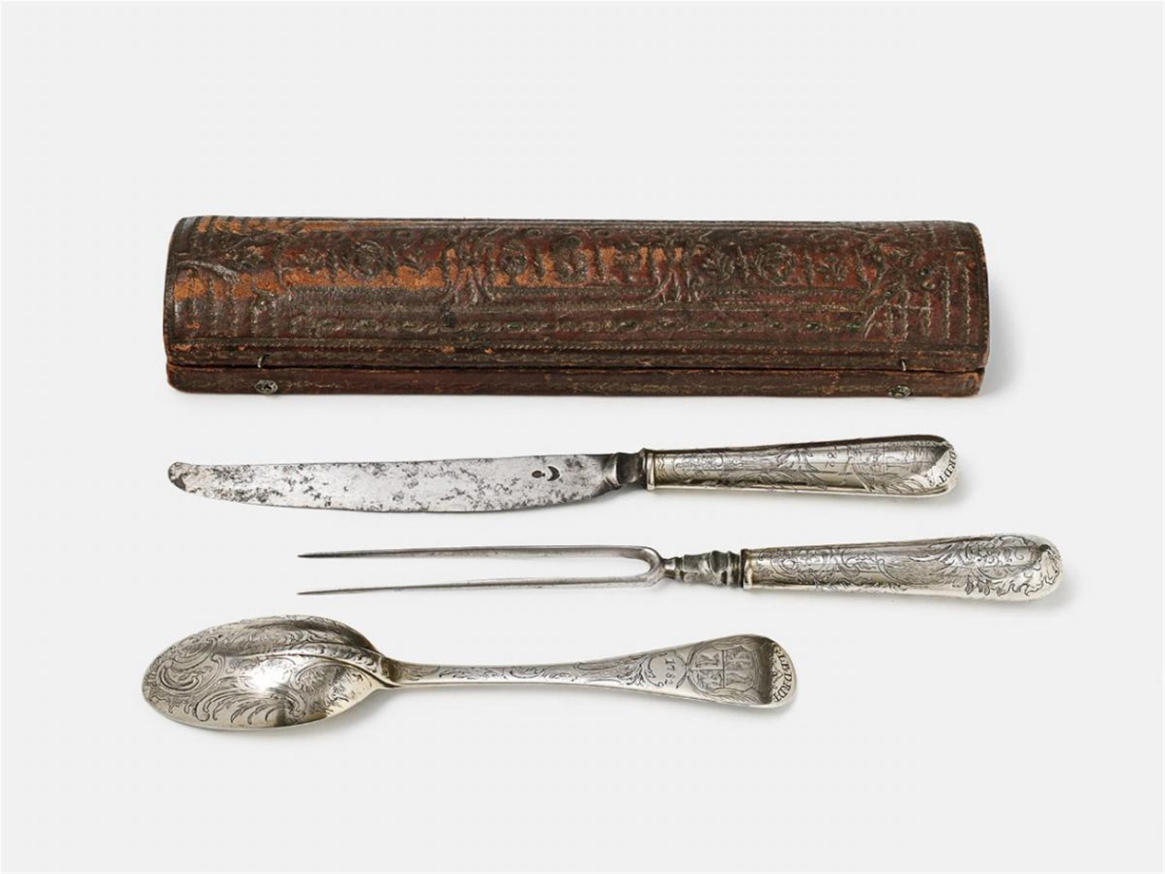 A Passau silver travelling cutlery-set. Comprising a knife, spoon and two-pronged fork in original gilt case. Engraved with coat of arms of Freiherren v. Reisach zu Tiefenbach, monogrammed "G.L.B.D.R.D.T.", probably for "G... Liber Baro de Reisach de Tief - image-1