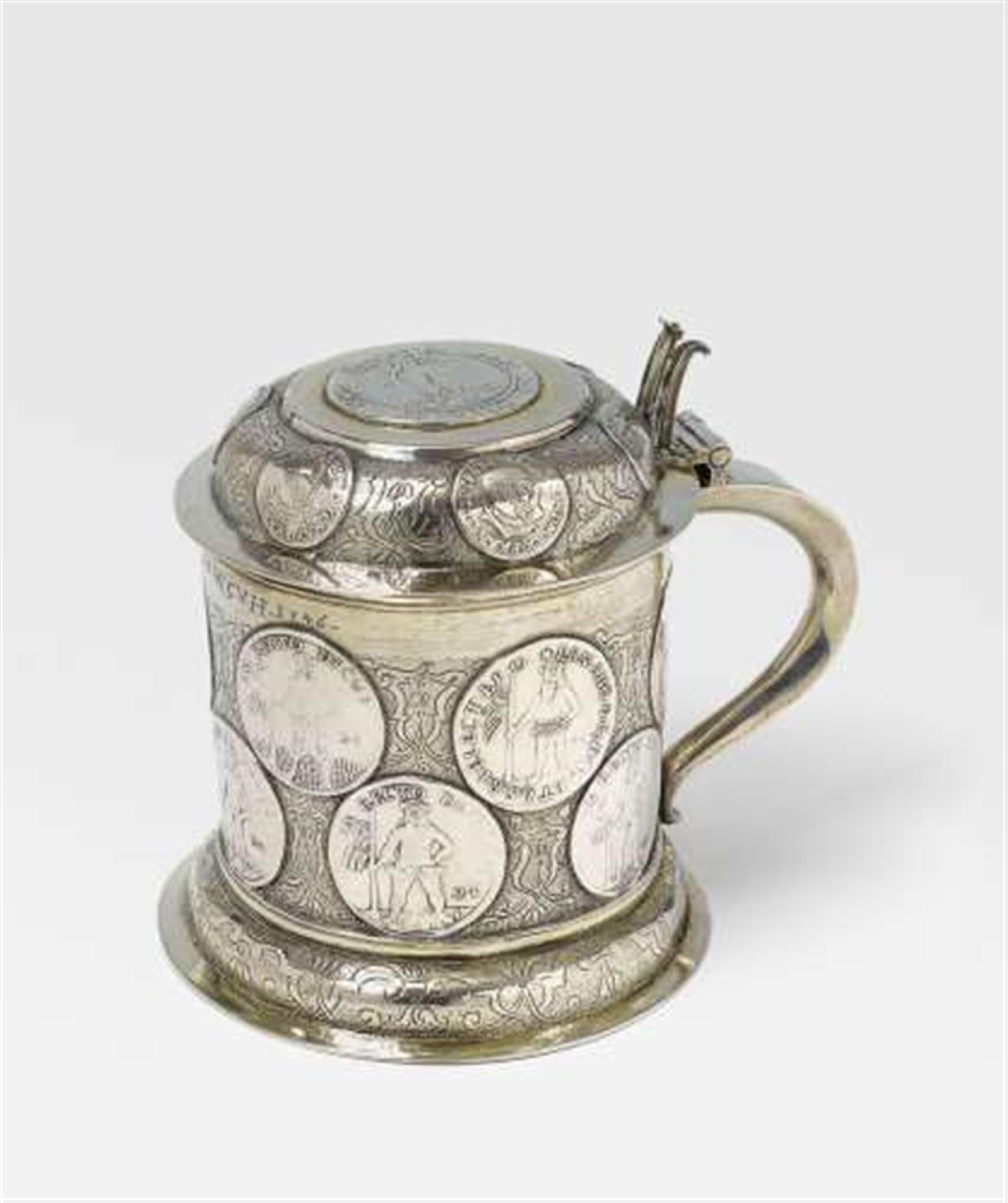 A rare Sorau/Lusatia silver partially gilt tankard. Set with coins dated between 1535 and 1714. Engraved with the monogram 'M.E.V.W.G.V.H'. Unidentified maker's mark 'IGN', ca. 1720 - 40. - image-3