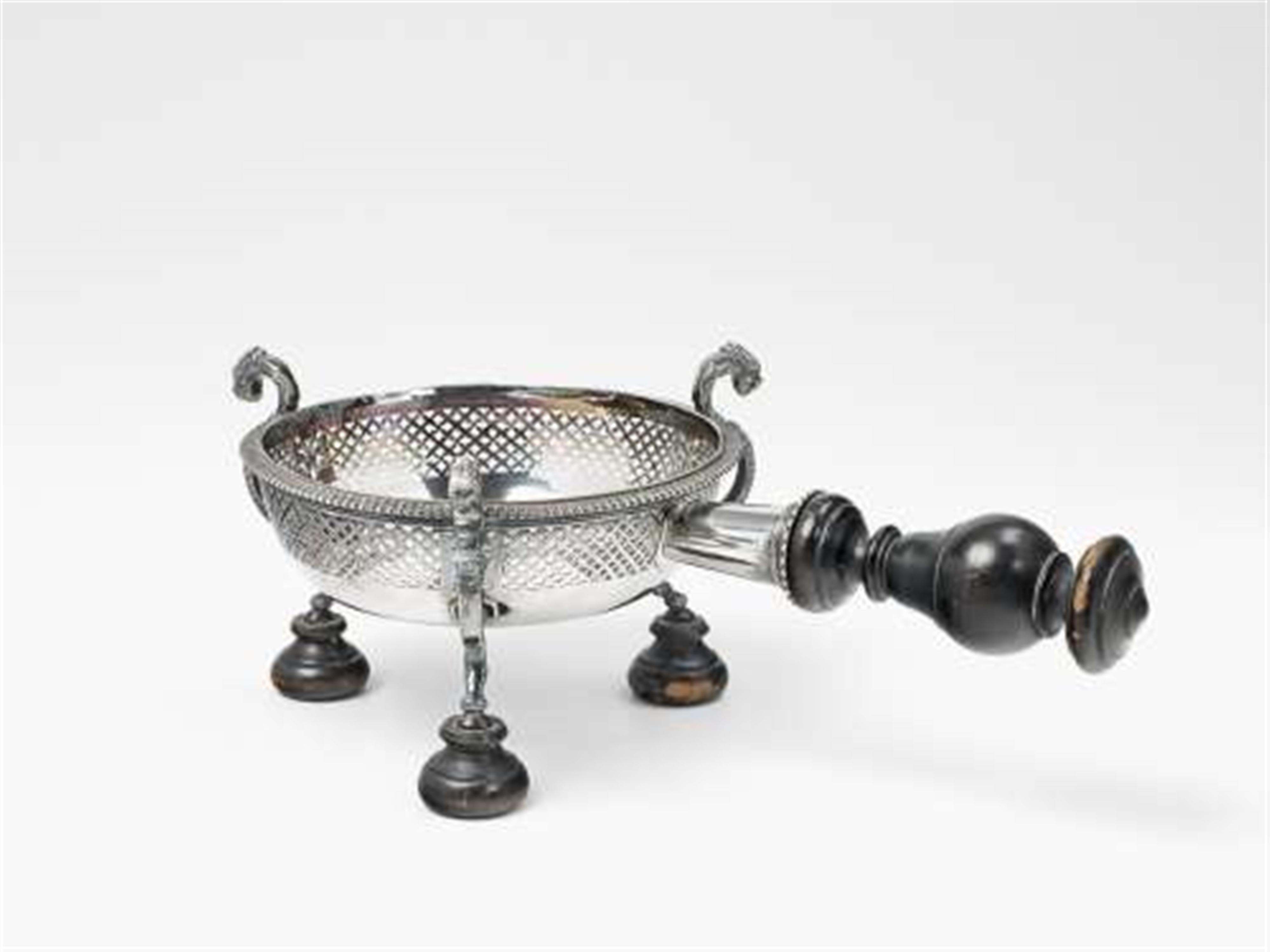 A probably Belgian silver rechaud. Monogrammed "A.F.M.", 18th century. - image-2