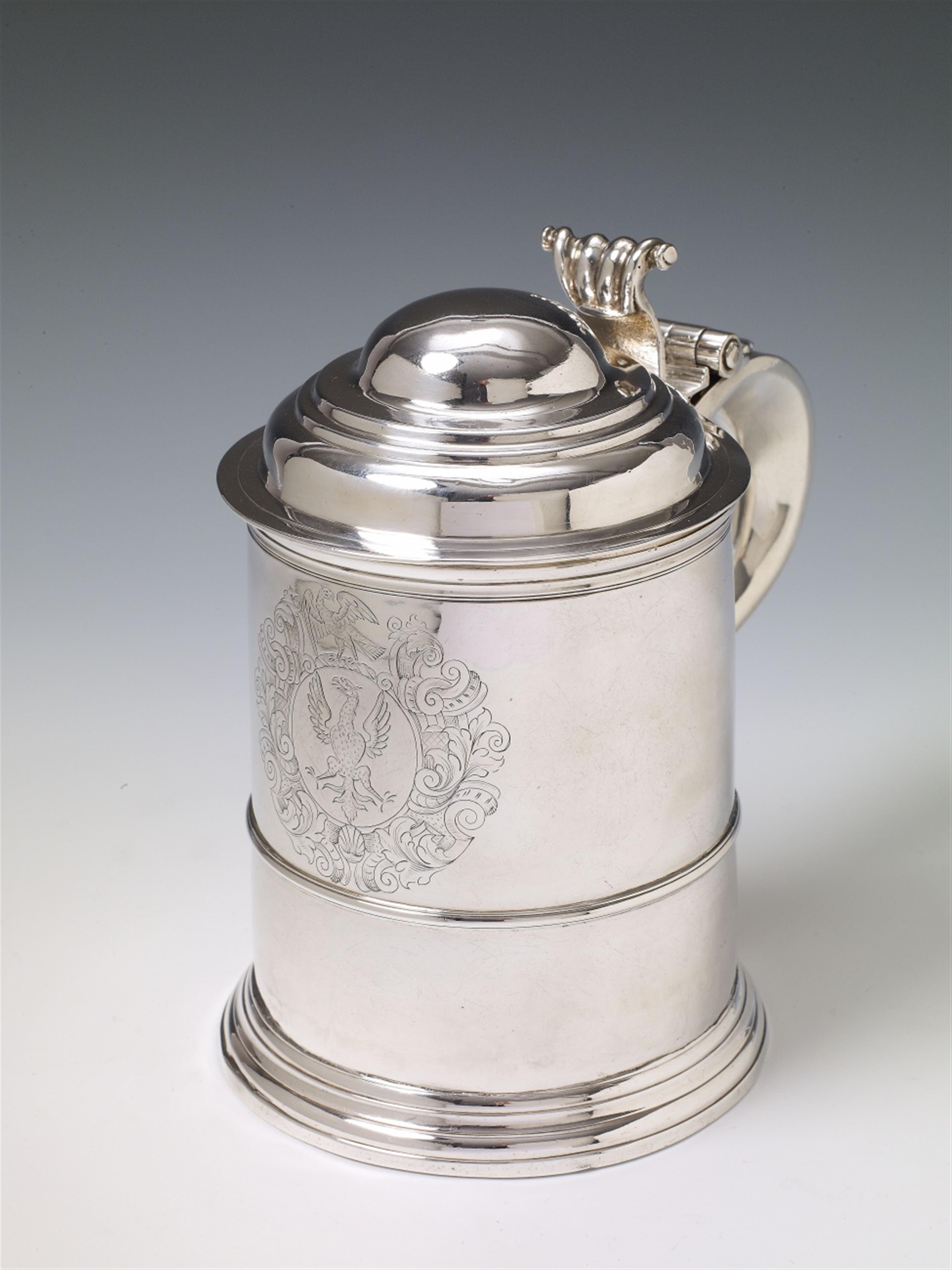 A George I London silver tankard. Engraved with a large coat of arms of the Scottish Ramsay clan to the side. Marks of Thomas Tearle, 1719. - image-1