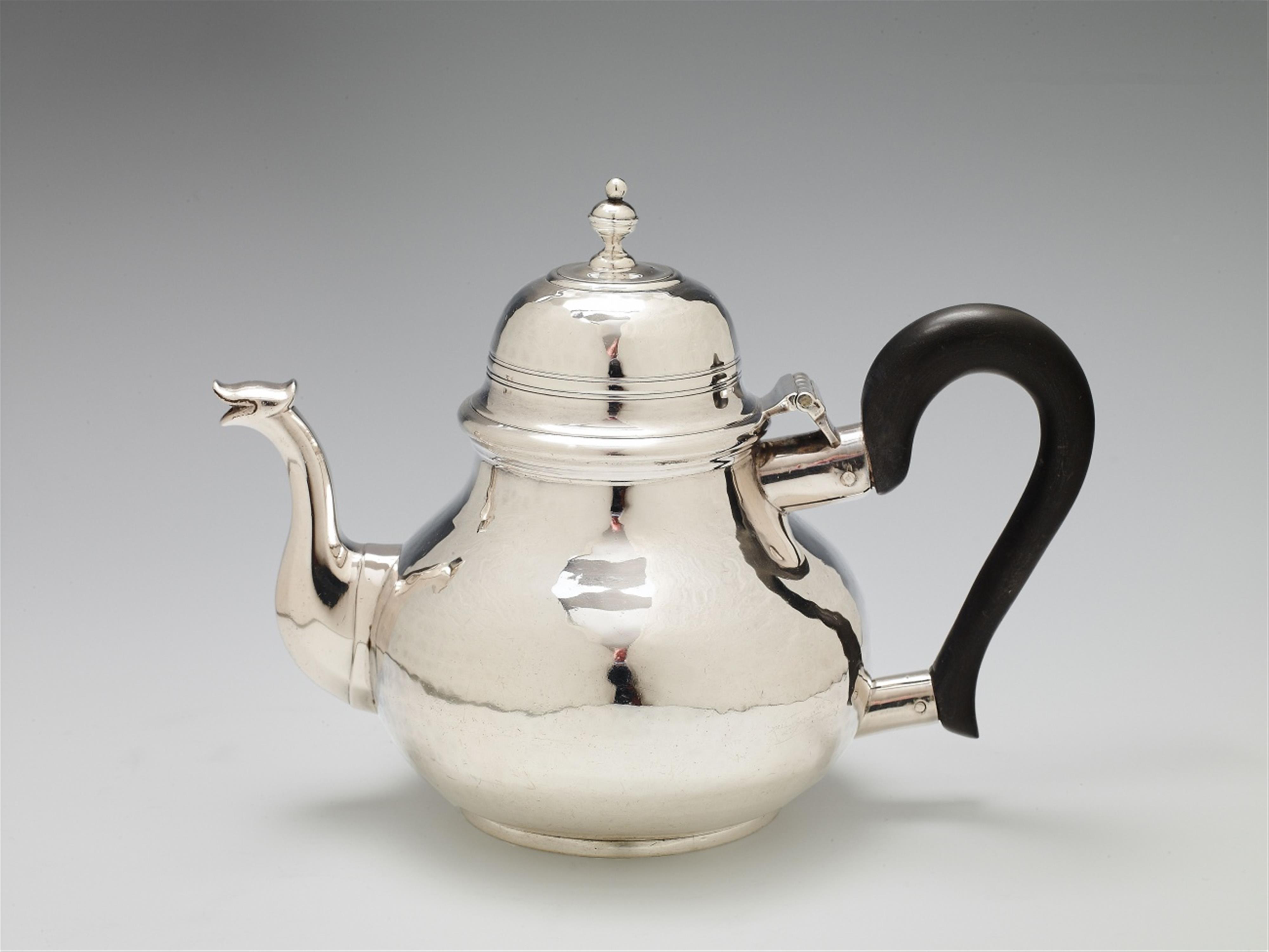 An Edward VII London silver teapot. Marks of Skinner & Co, 1904. - image-1