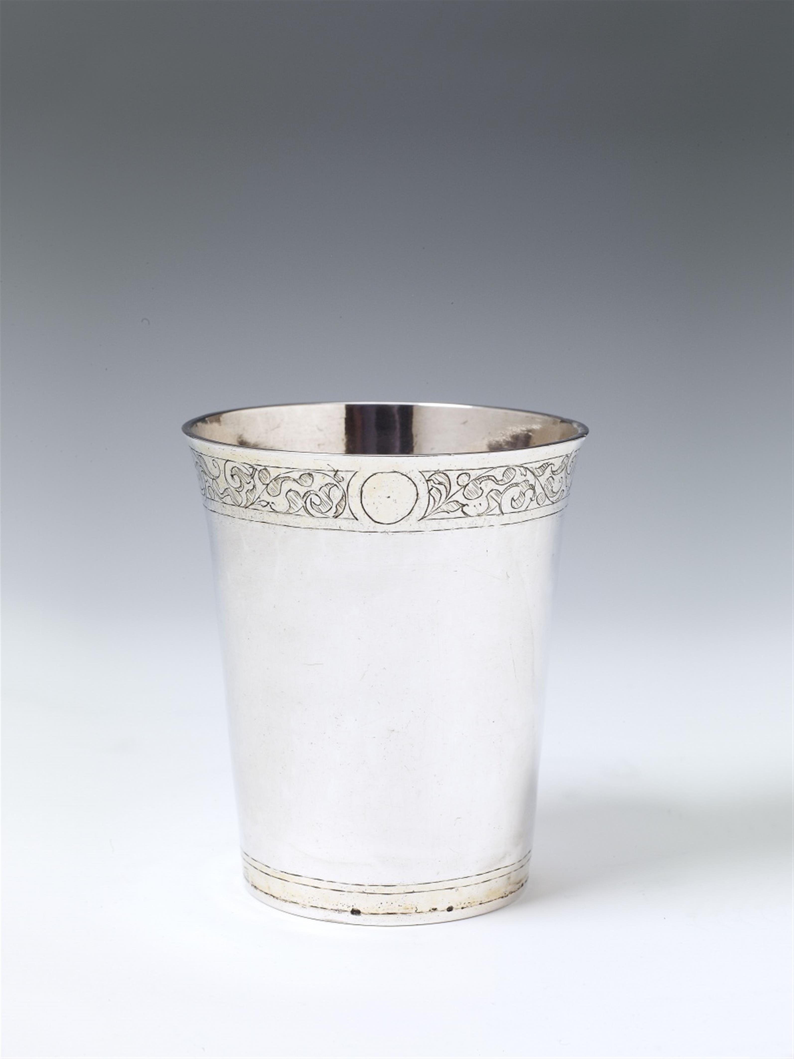 A Strasbourg silver magistrate's beaker. With remains of gilt. Engraved with the arms of the city of Kenzingen to the underside, dated 1612. Marks of Samuel Olinger the Younger, ca. 1610. - image-1