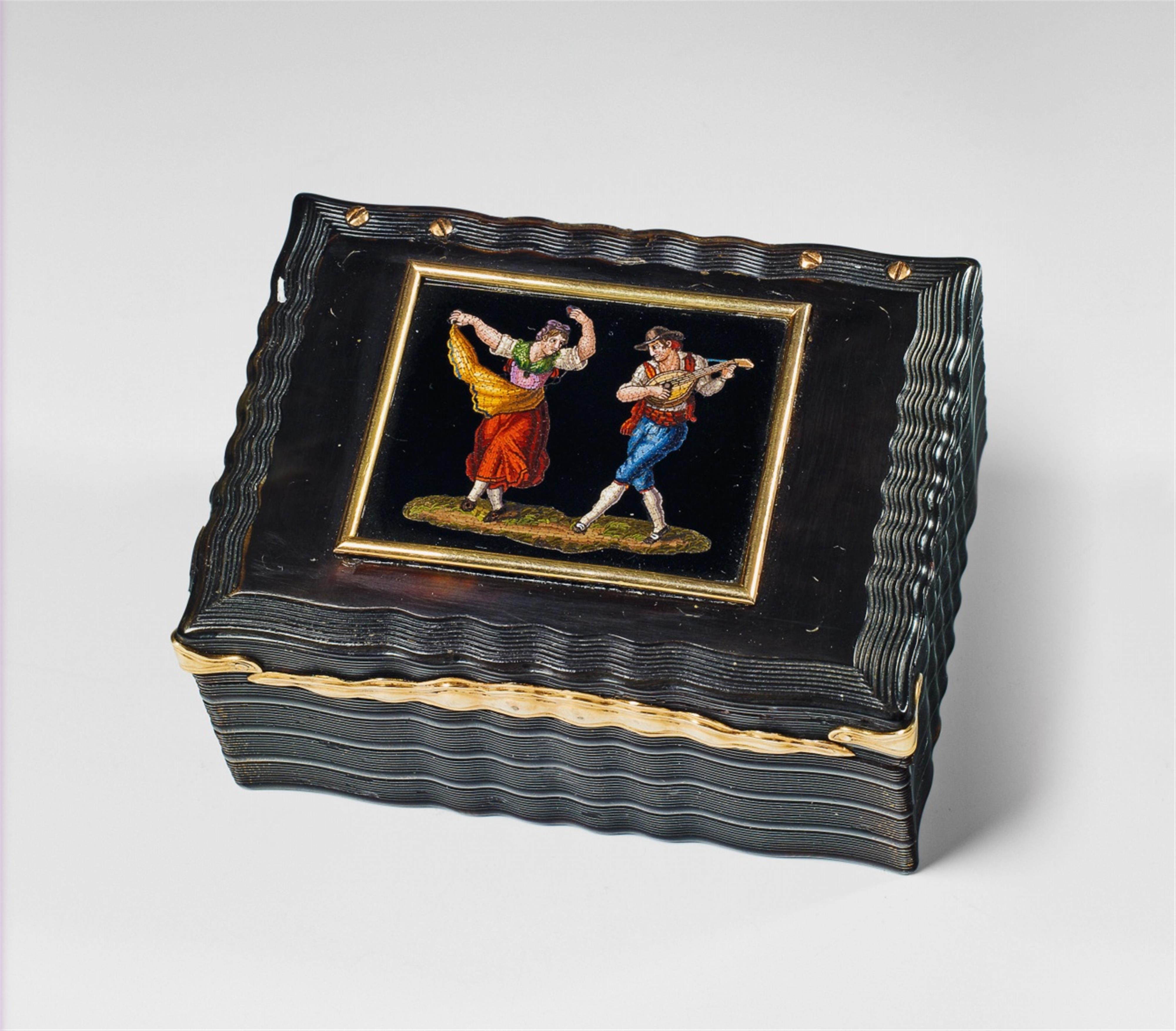 A Italian gold-mounted tortoiseshell snuff box with Roman micromosaic decor. - image-1