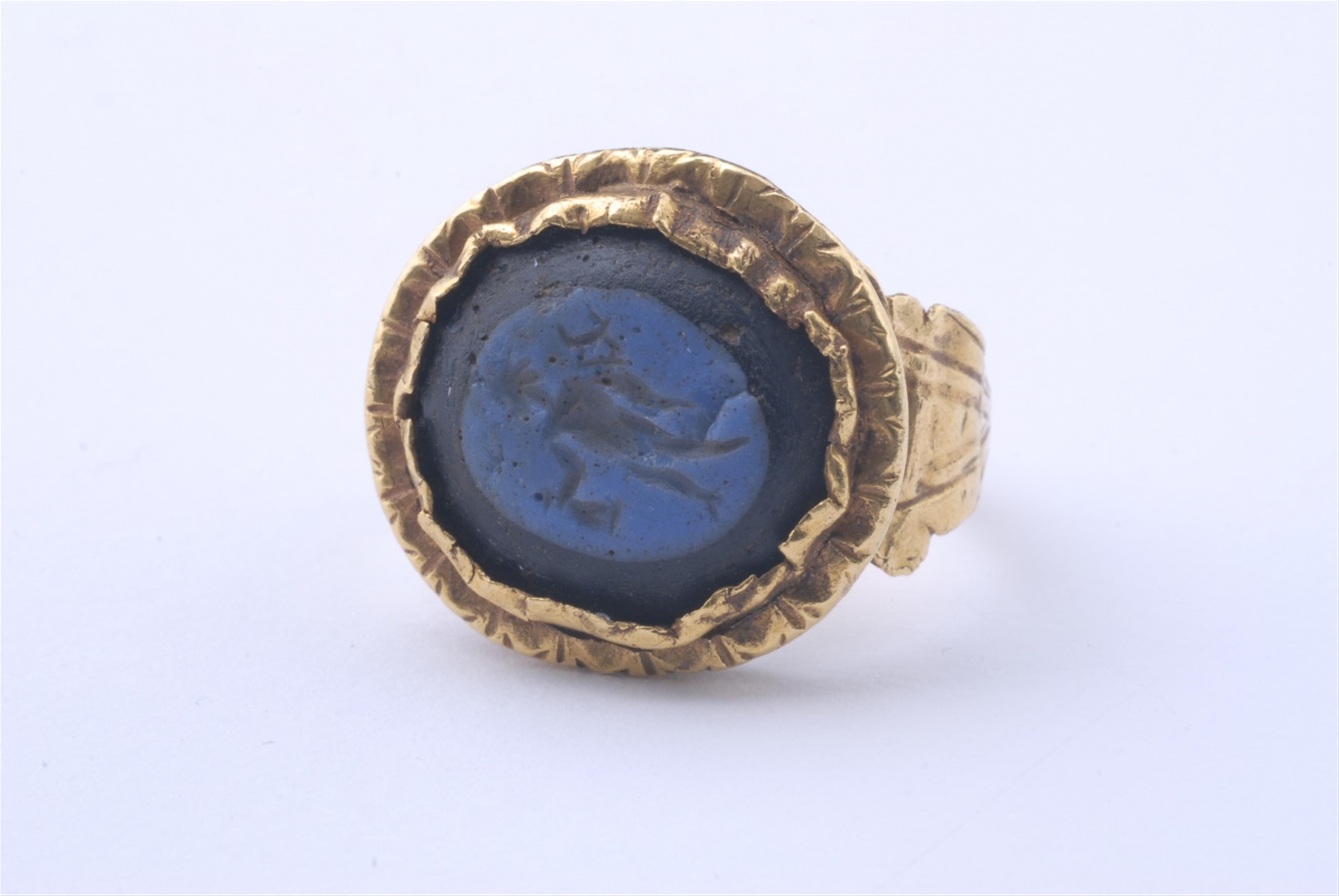 A late Roman gold intaglio ring. - image-3