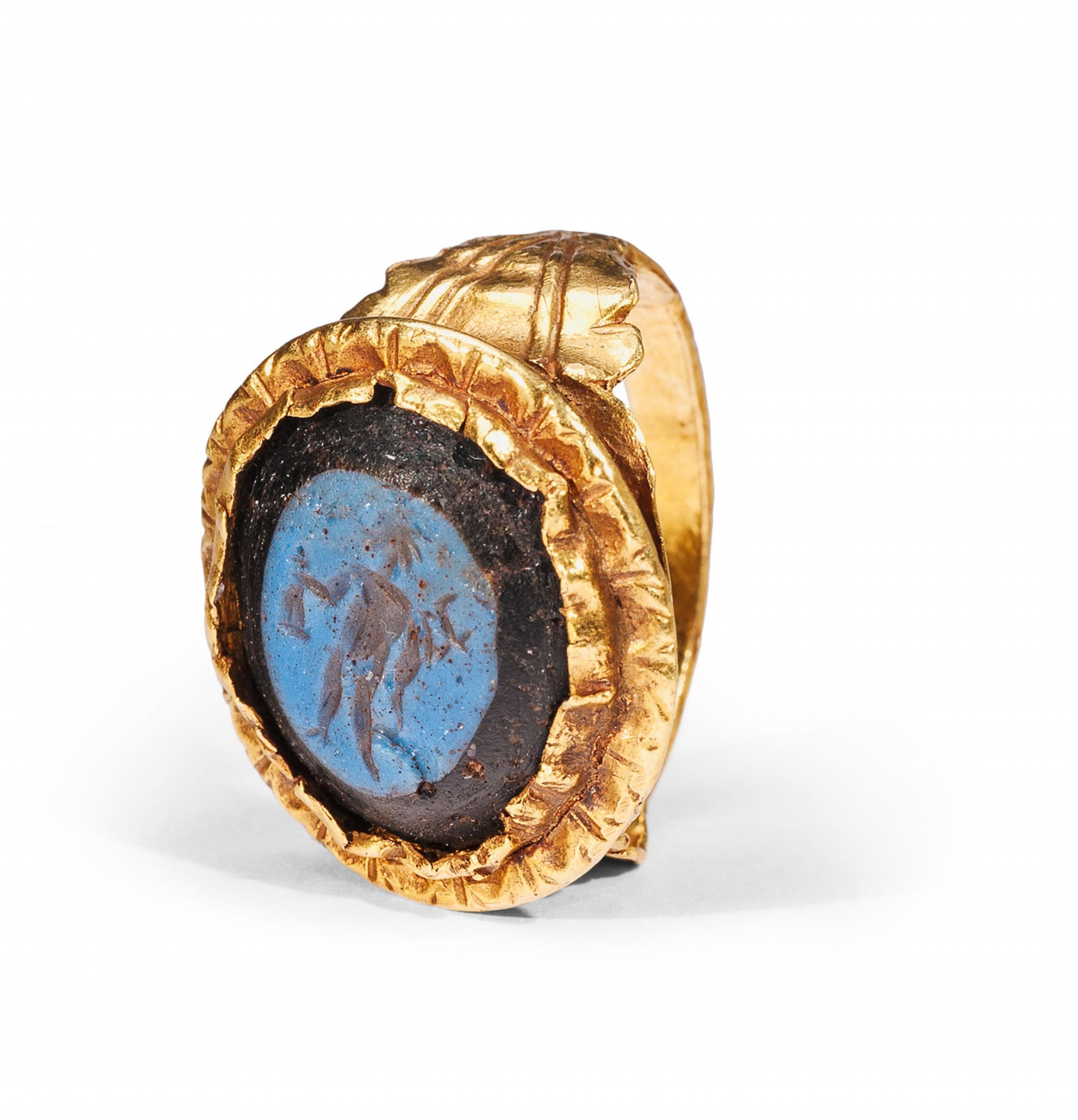 A late Roman gold intaglio ring. - image-1
