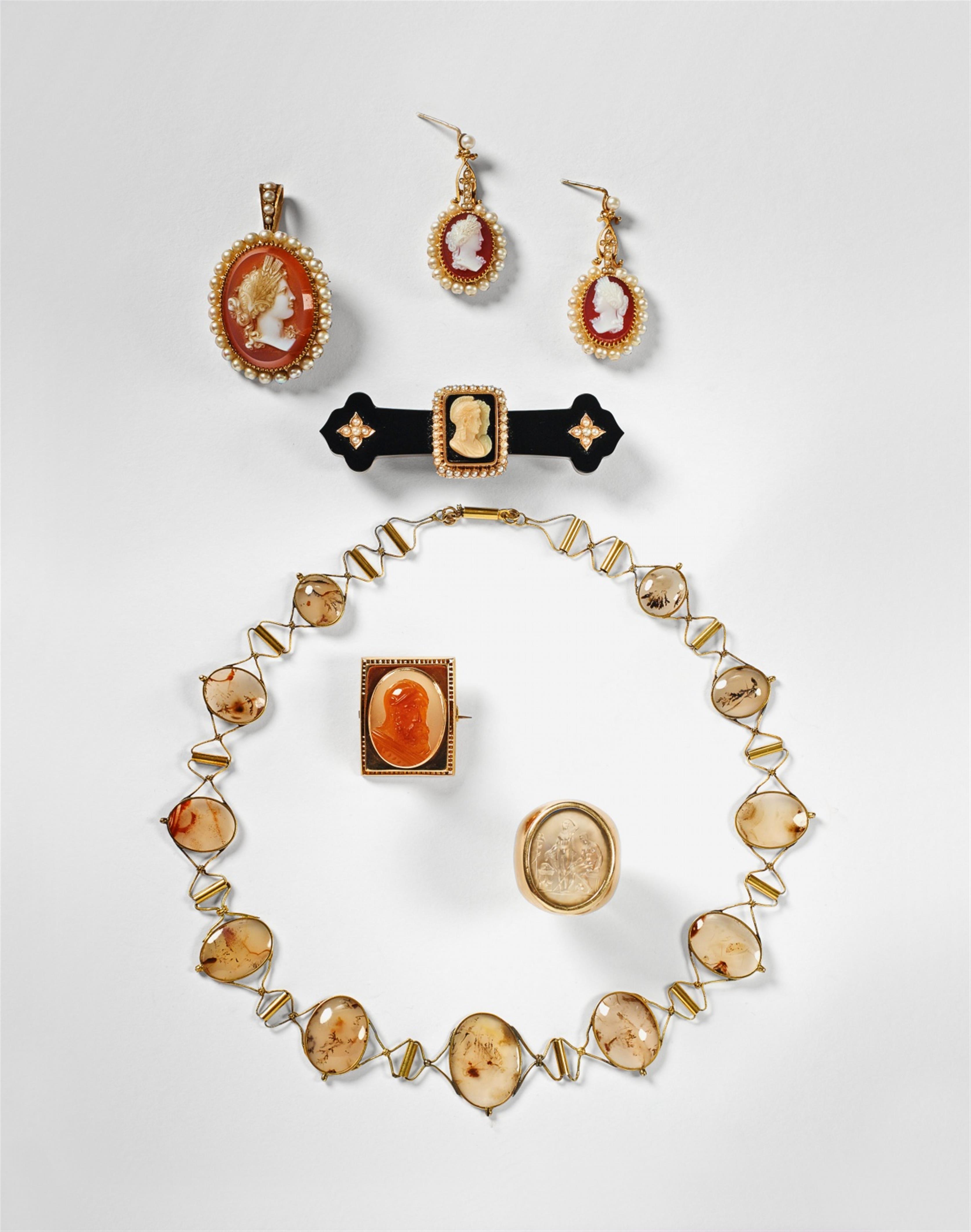 An English 9k gold and agate George III collier. - image-2