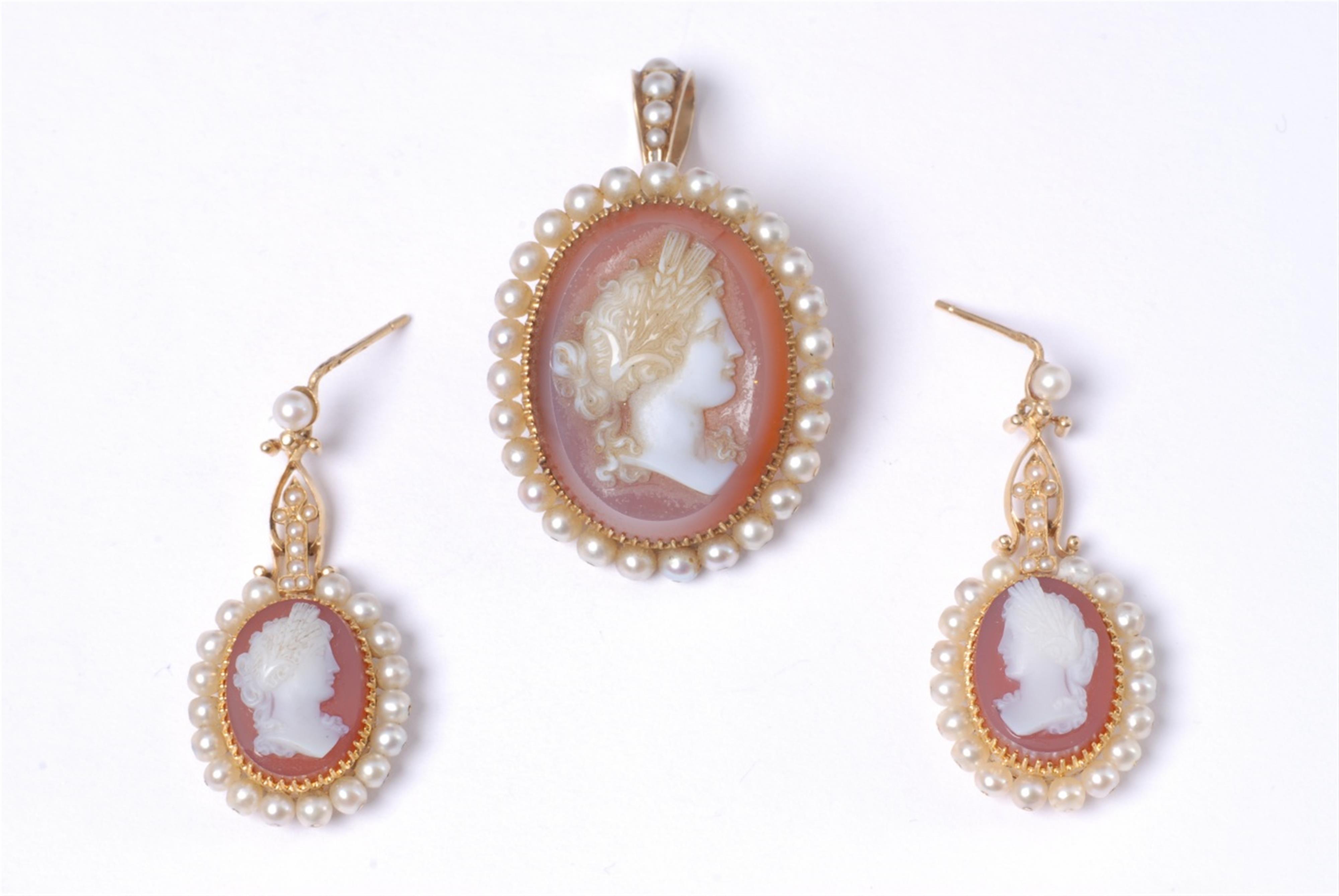 A Parisian 18k gold demi-parure with agate cameos and pearls. - image-1