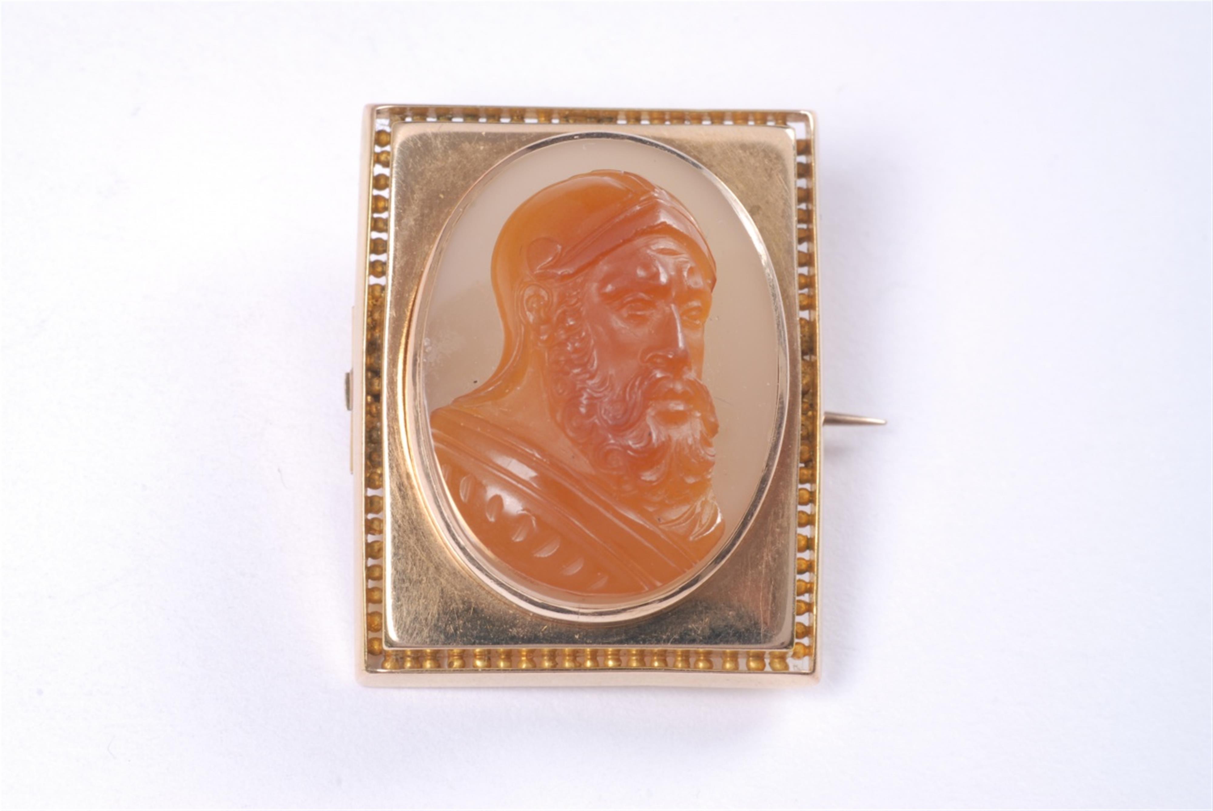 A French 14k gold brooch with an agate cameo. - image-1