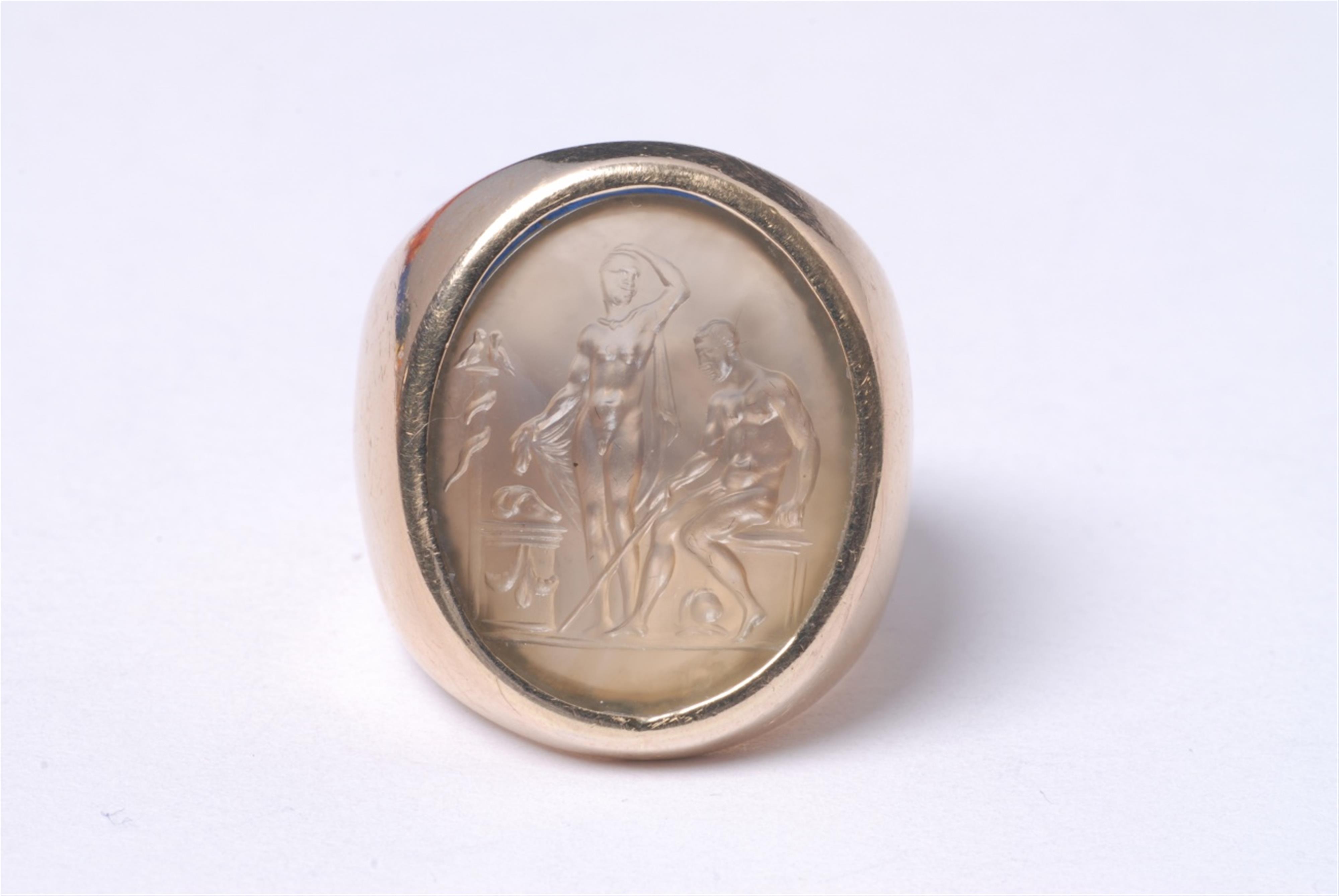 A men's 18k gold ring with a neoclassical intaglio. - image-2