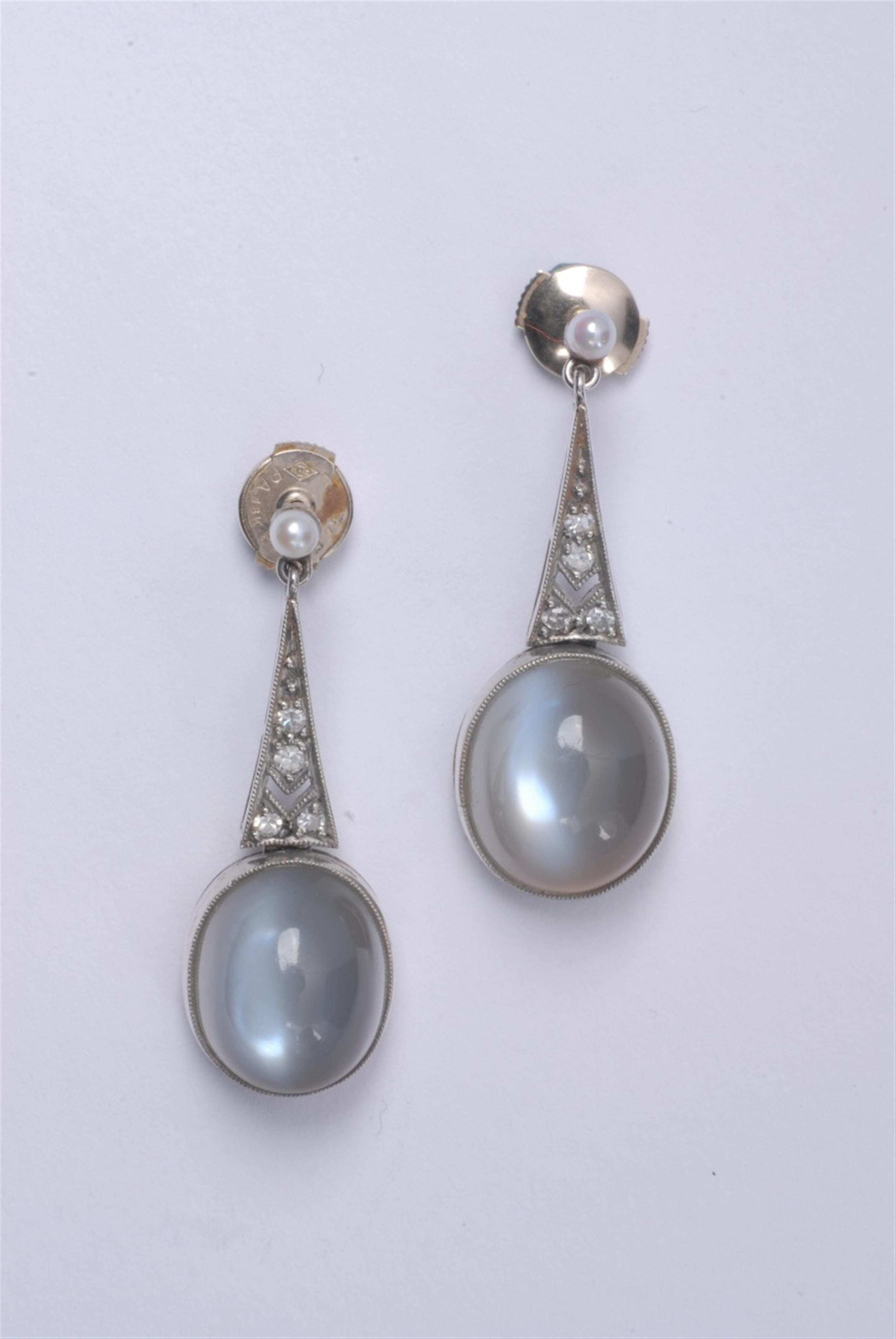 A pair of 18k white gold art déco pendant earrings - image-1