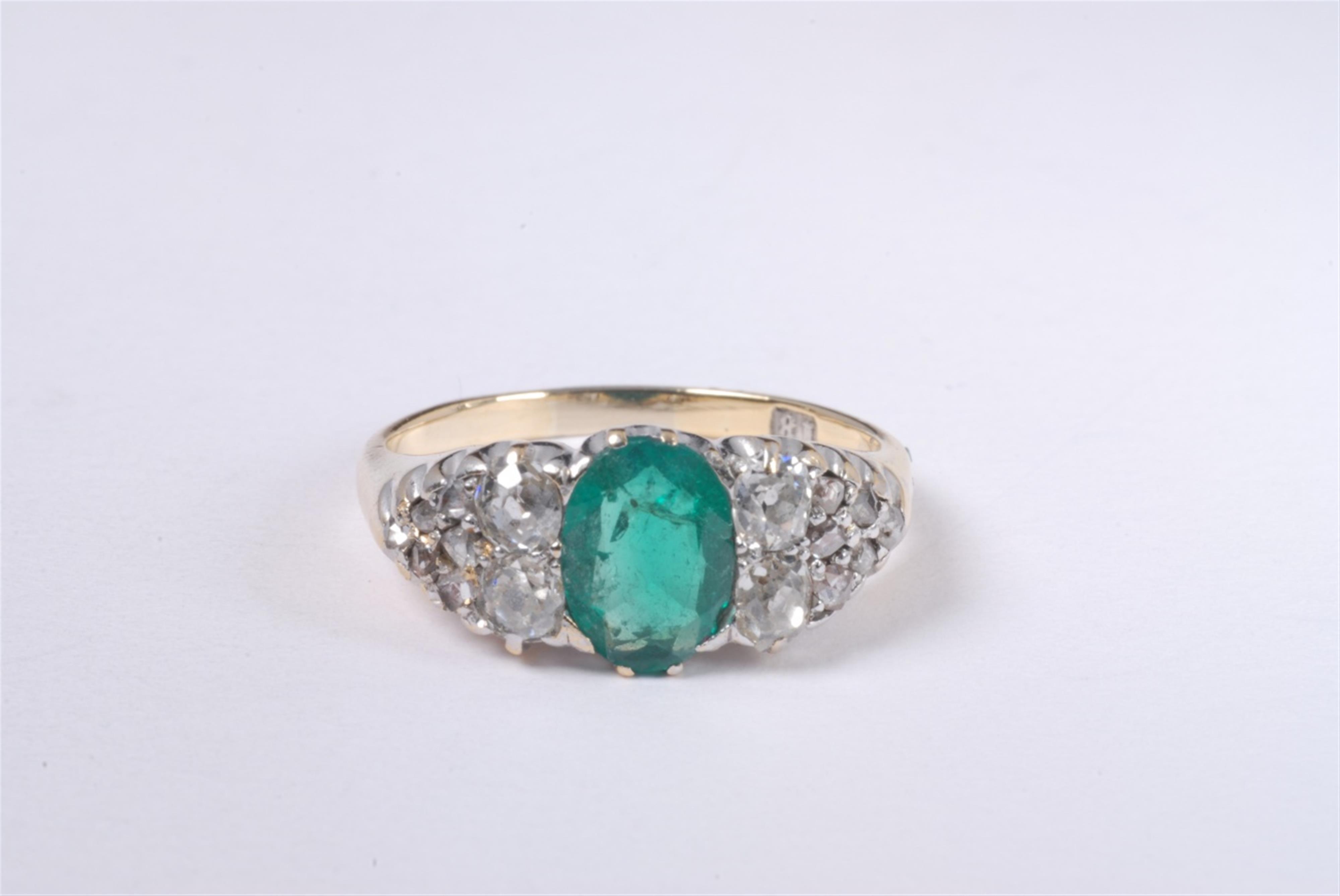An English 18k gold and emerald Victorian ring - image-1