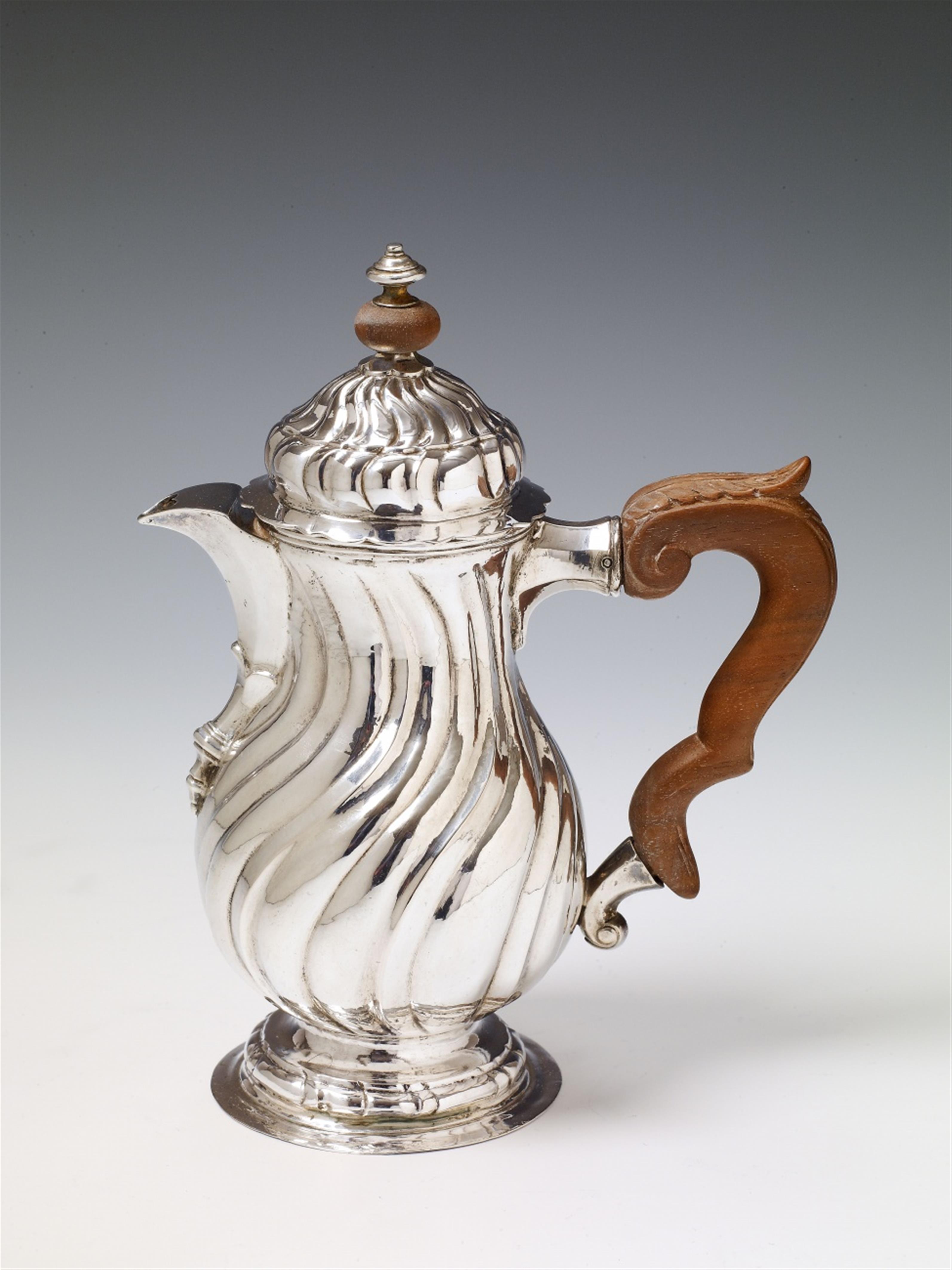 An Augsburg silver hot milk jug. Marks of Andreas Schneider, 1757 - 59. - image-1