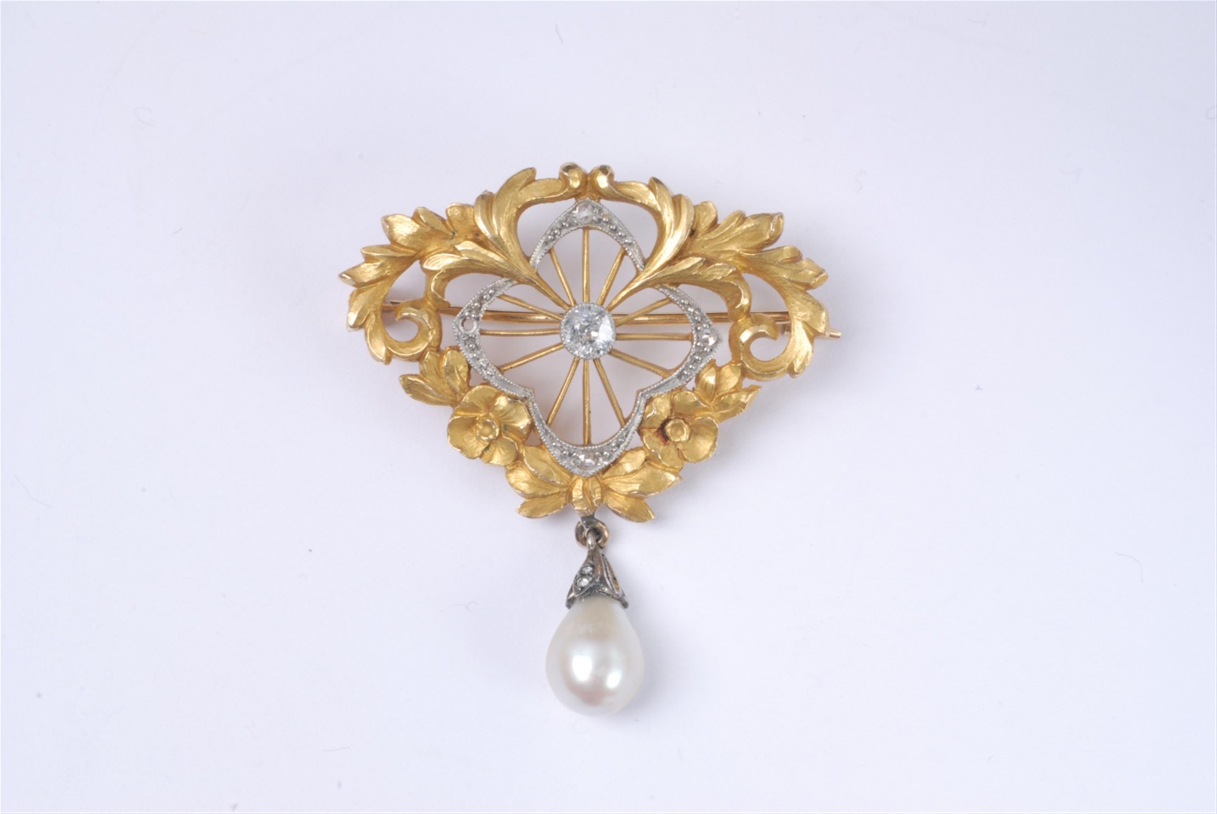 An English 18k gold Victorian brooch. - image-1