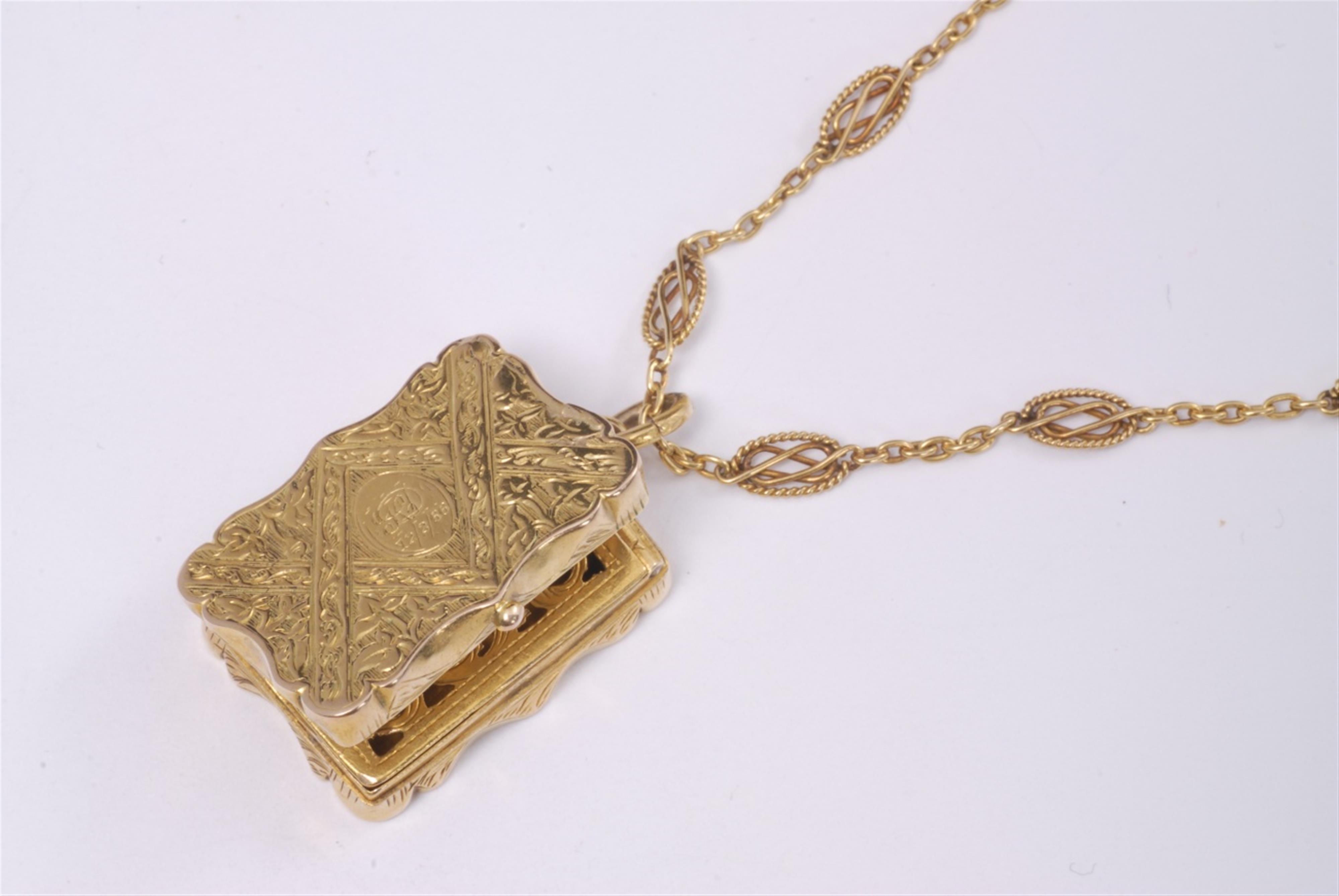 A 15/18k gold chain collier with an engraved vinaigrette pendant. - image-1