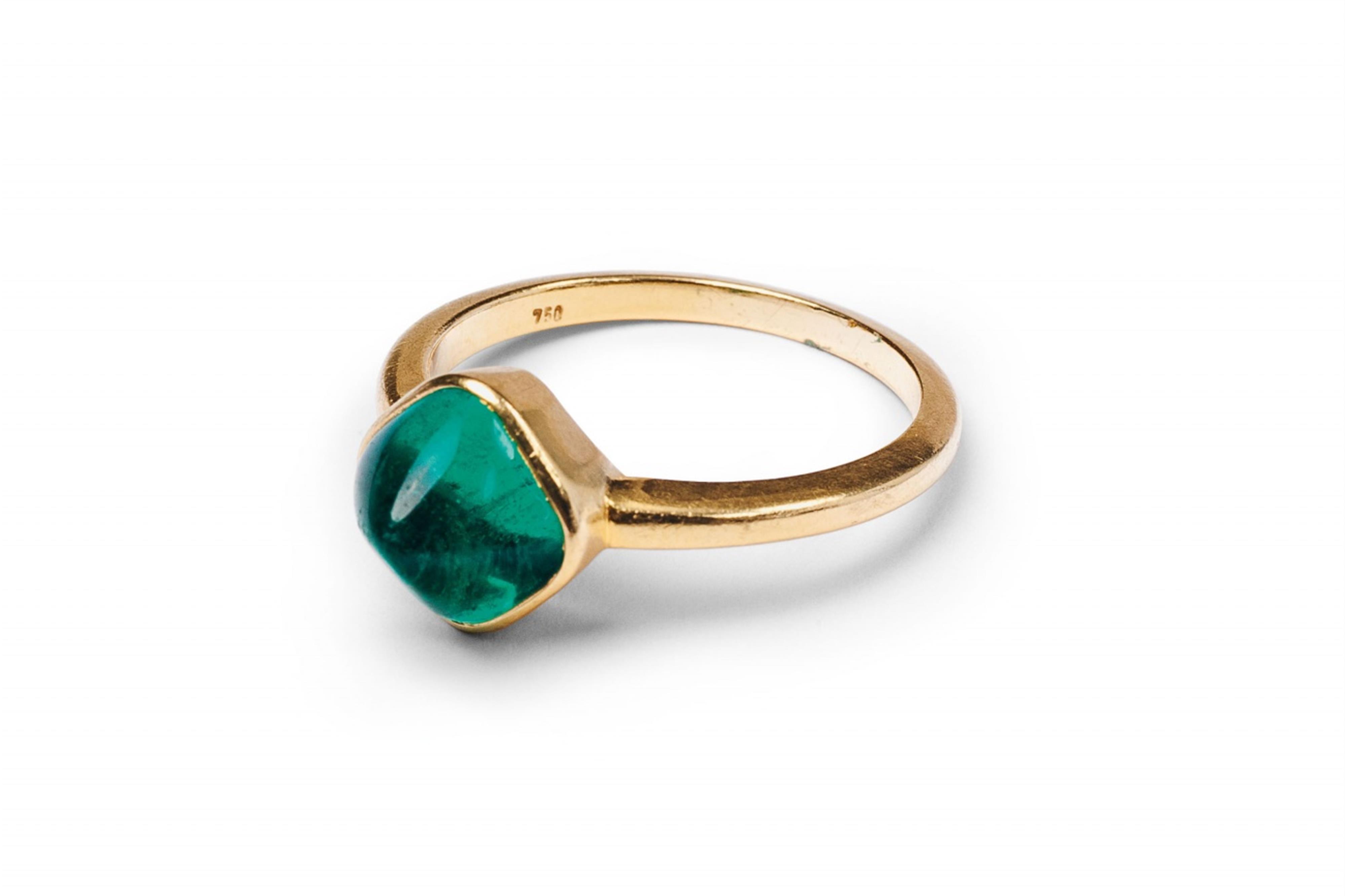 An 18k gold ring with an emerald cabochon. - image-2