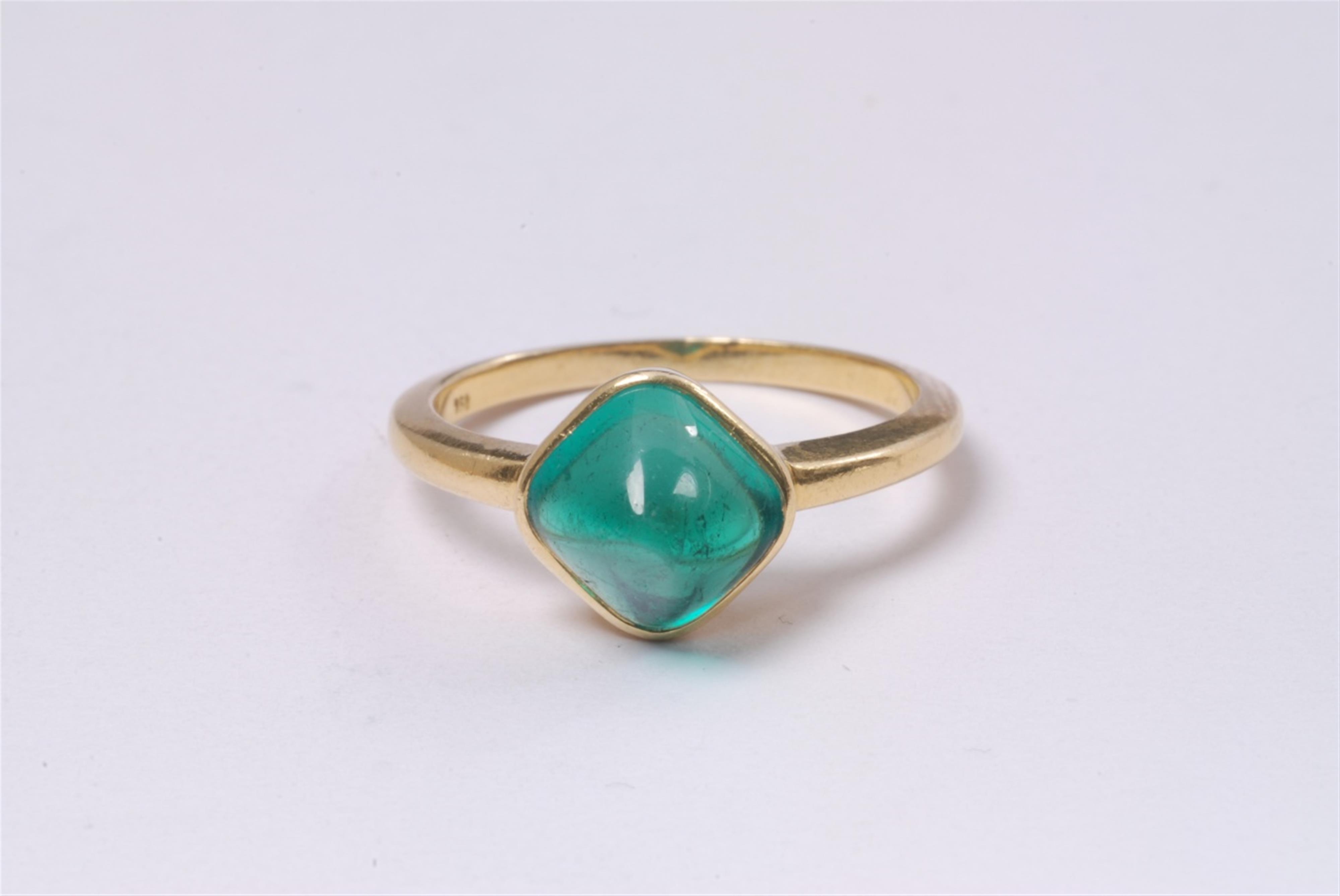 An 18k gold ring with an emerald cabochon. - image-3