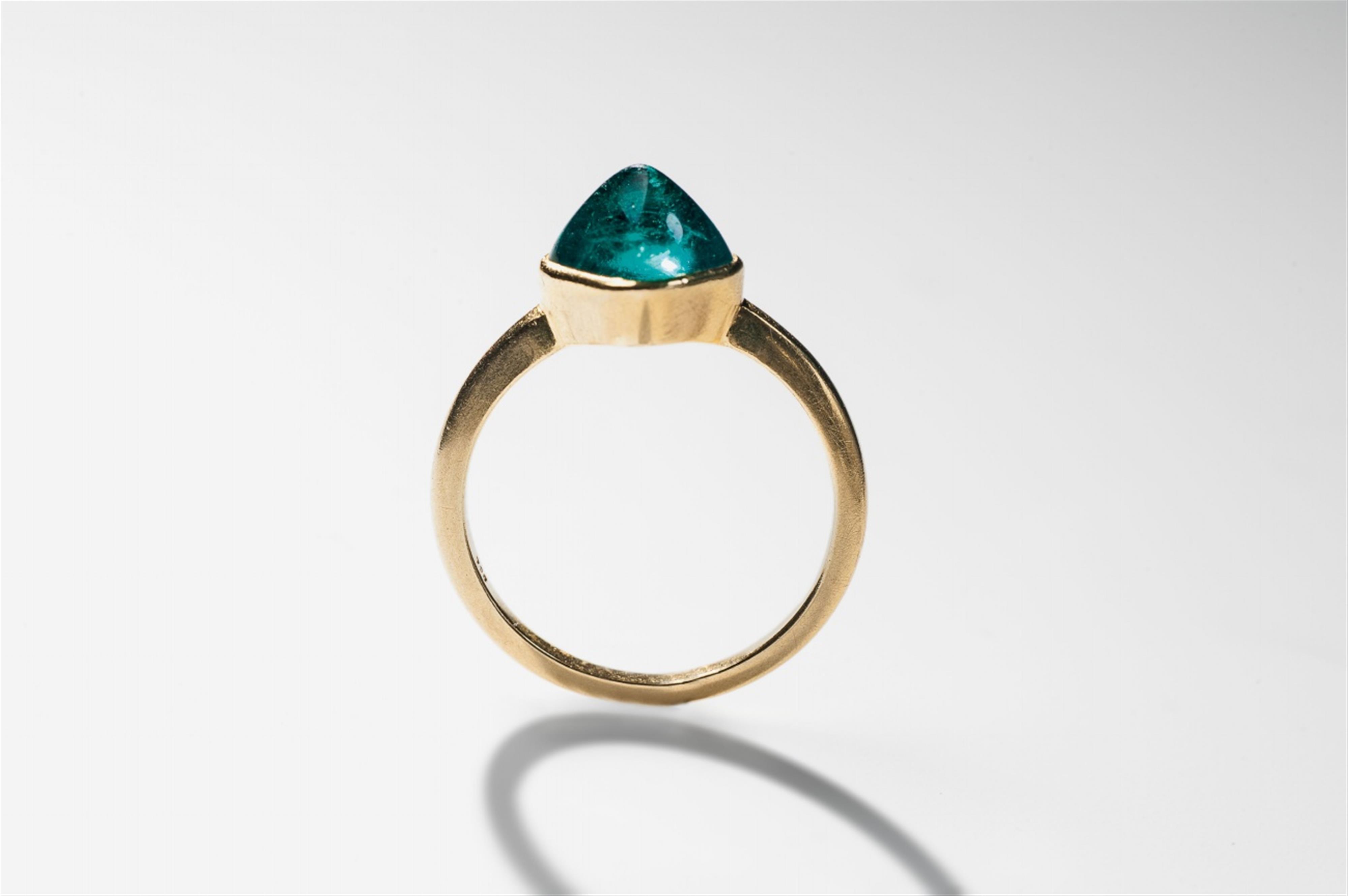 An 18k gold ring with an emerald cabochon. - image-1