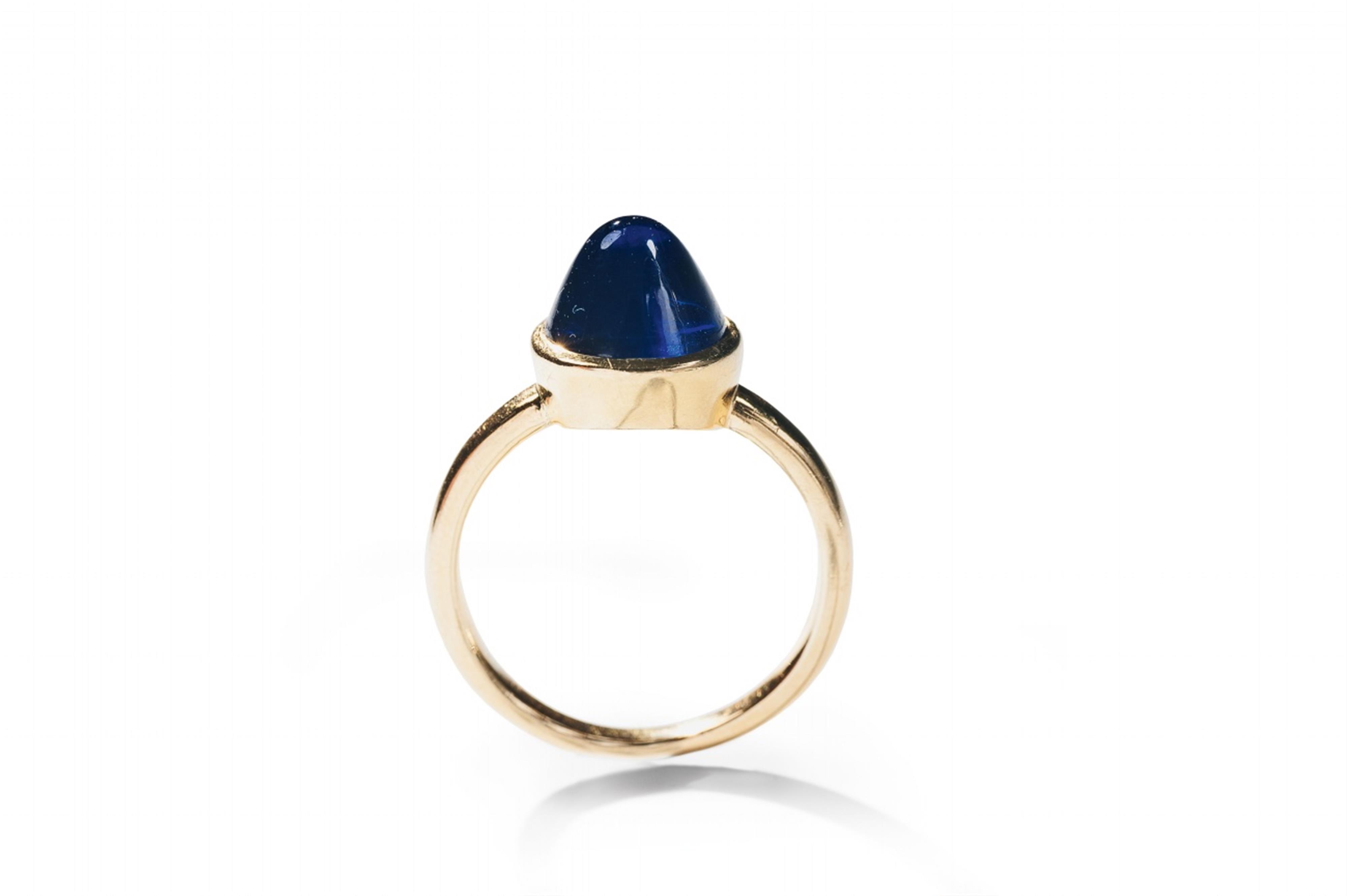 An 18k gold ring with a sapphire cabochon. - image-1