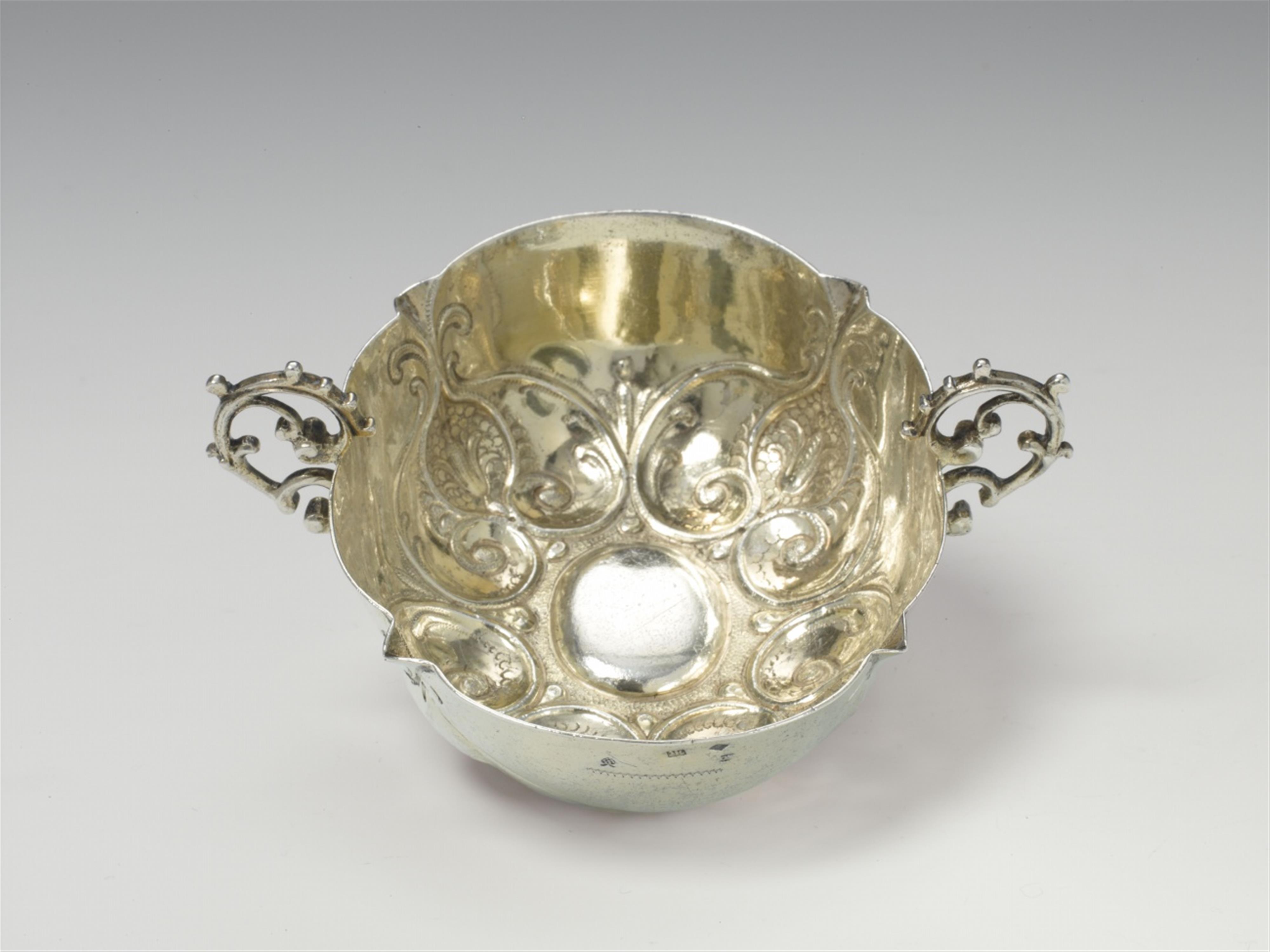 An Augsburg silver gilt wine tasting dish. Marks of Daniel Zech, 1638 - 41. - image-1