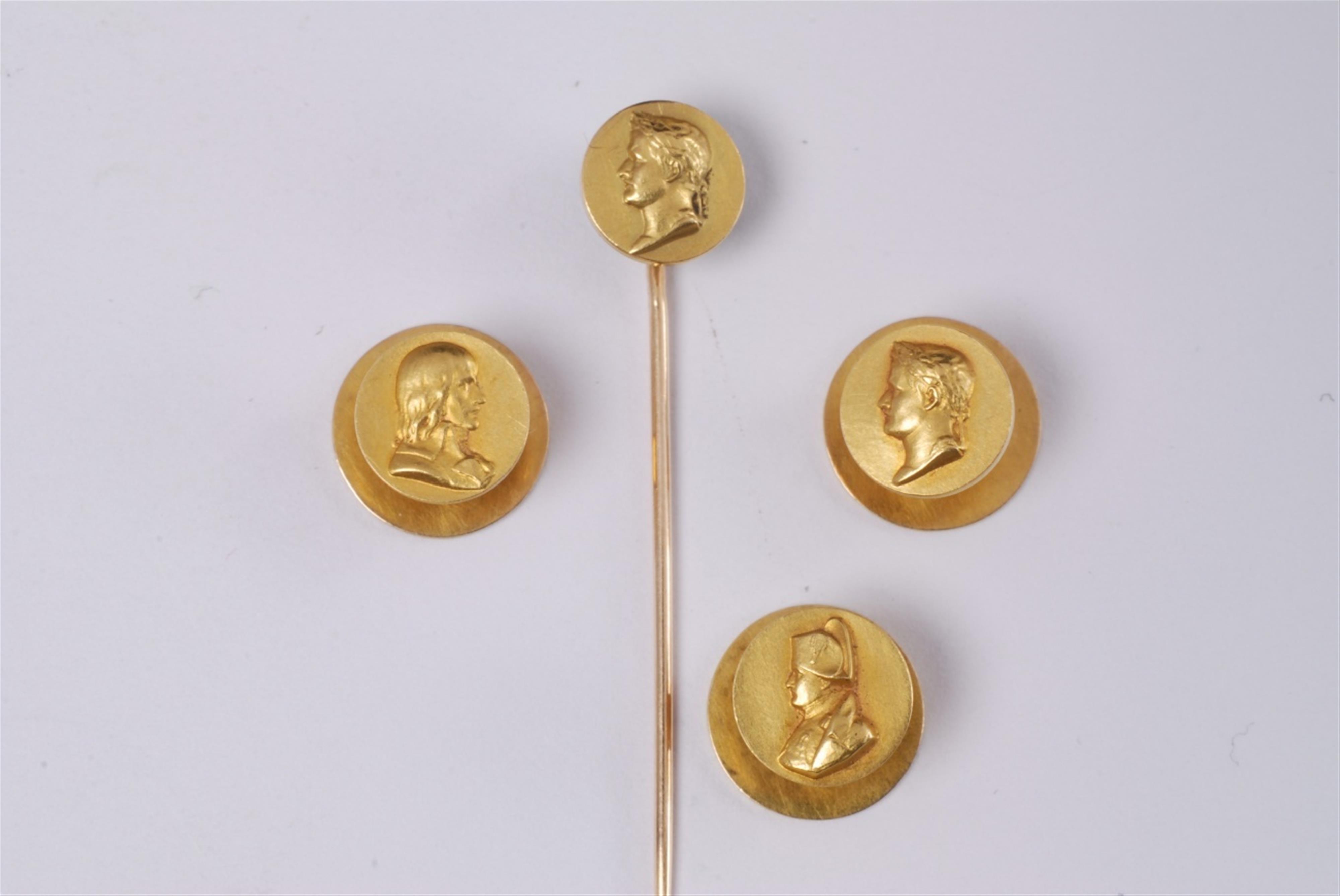 A set of 18k gold buttons and a tie pin - image-1