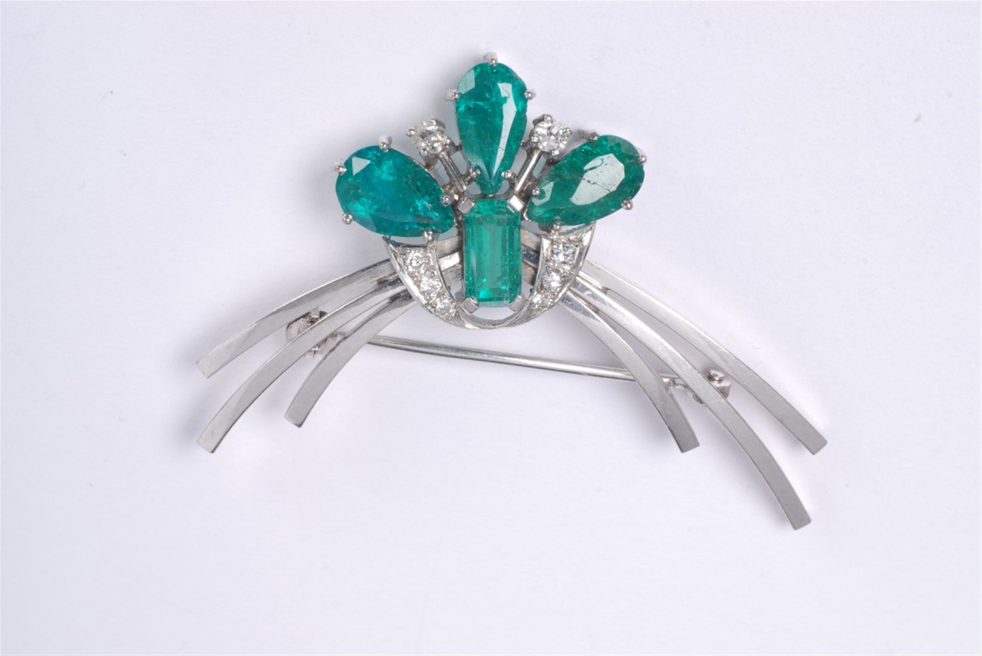 A 14k white gold and emerald brooch - image-1