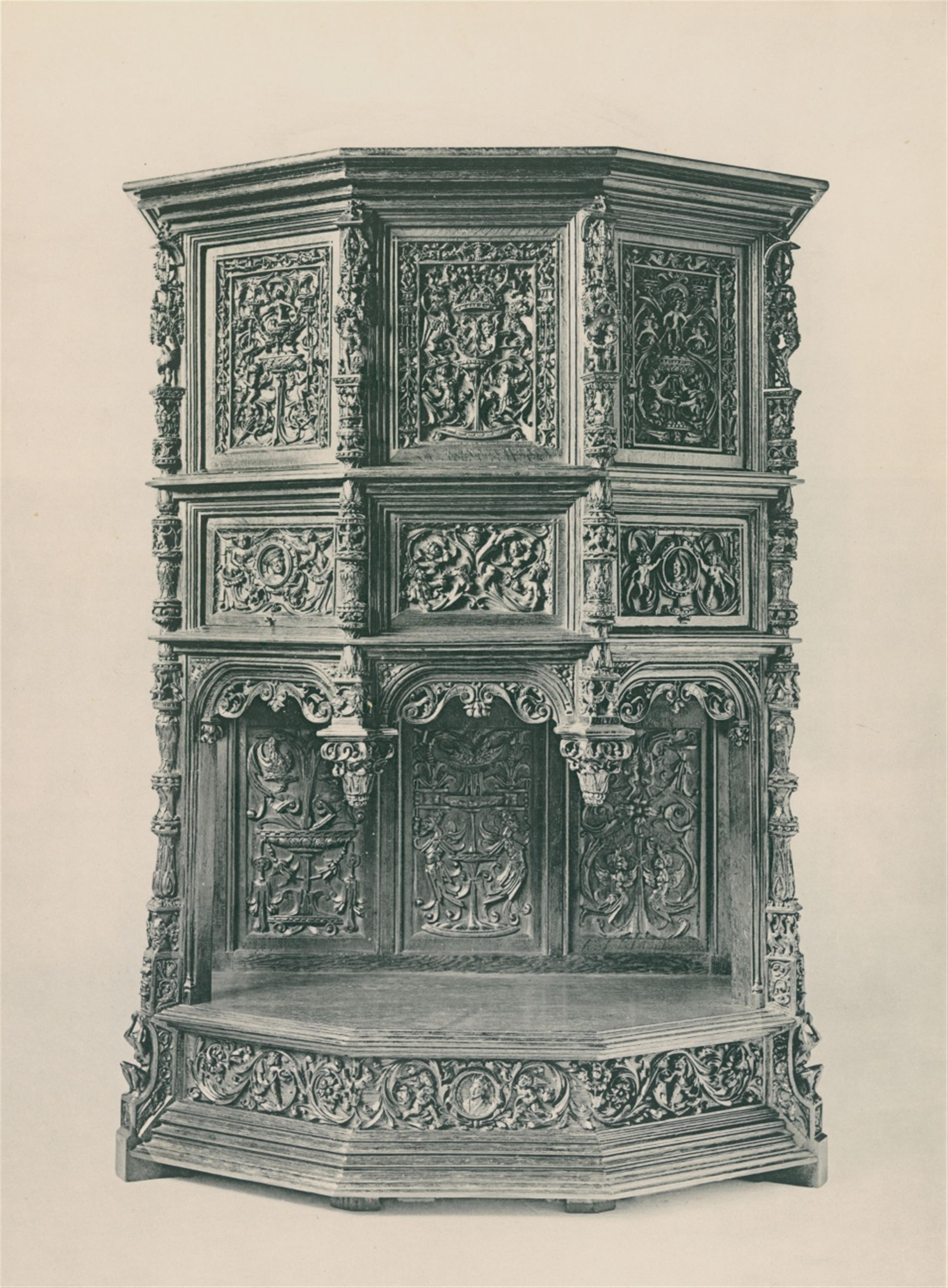 An opulently carved Renaissance style oak "grand dressoir" cabinet. - image-5