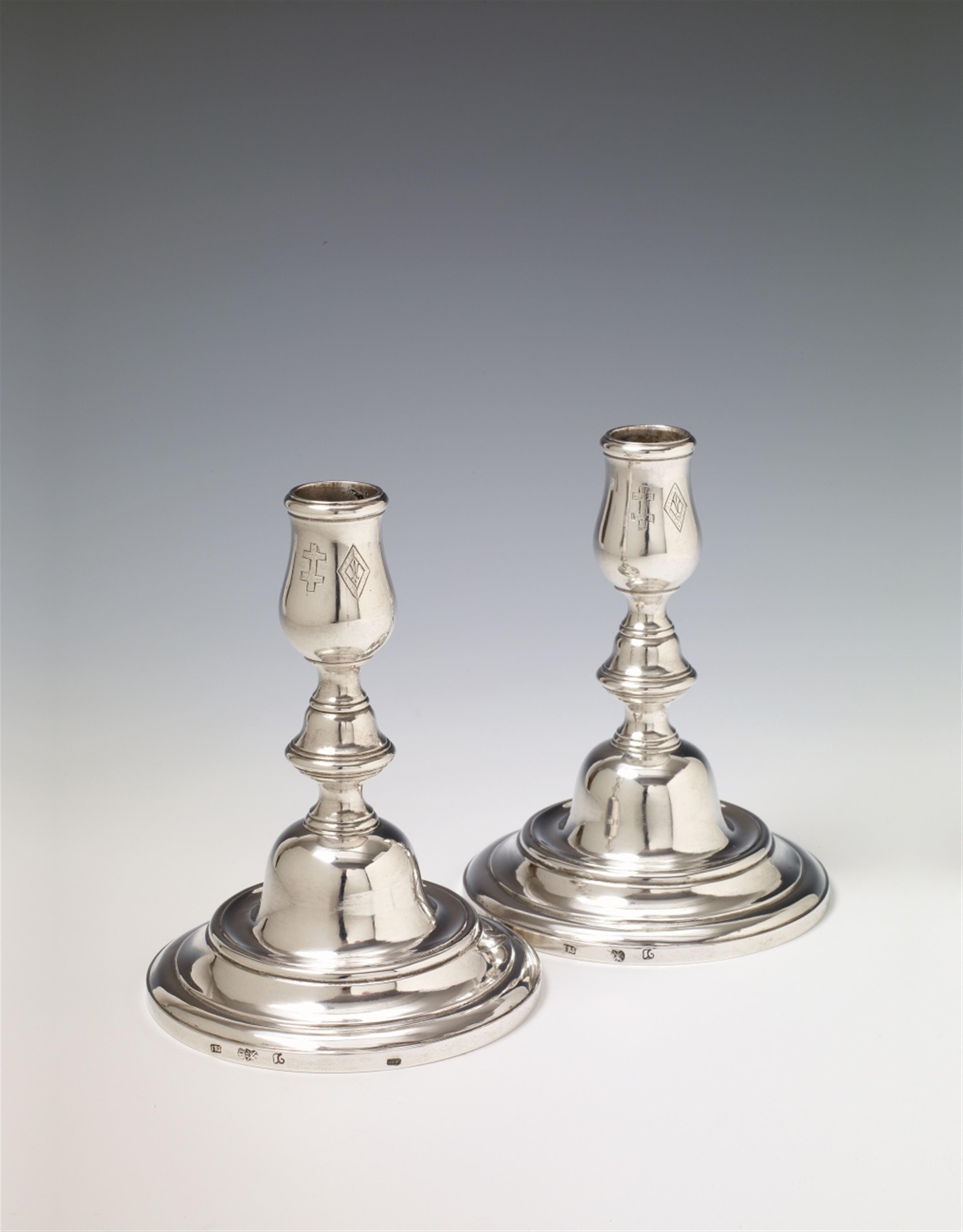 A pair of Dresden silver candlesticks. Engraved with heraldic emblems, possibly of Polish origin. Marks of Friedrich Reinhard Schödel, ca. 1773/74. - image-1