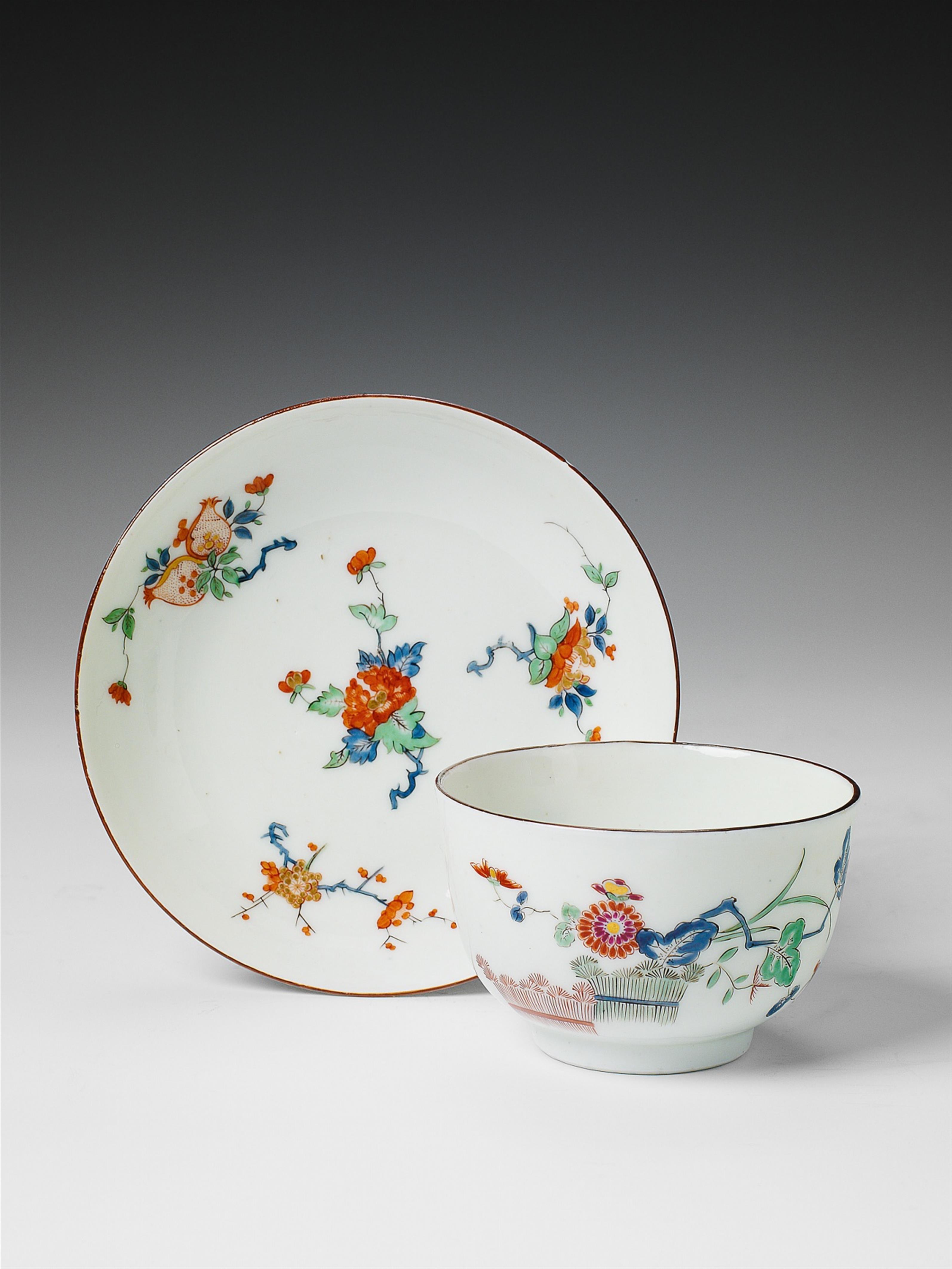 A Meissen porcelain tea bowl with a palace inventory number. - image-1