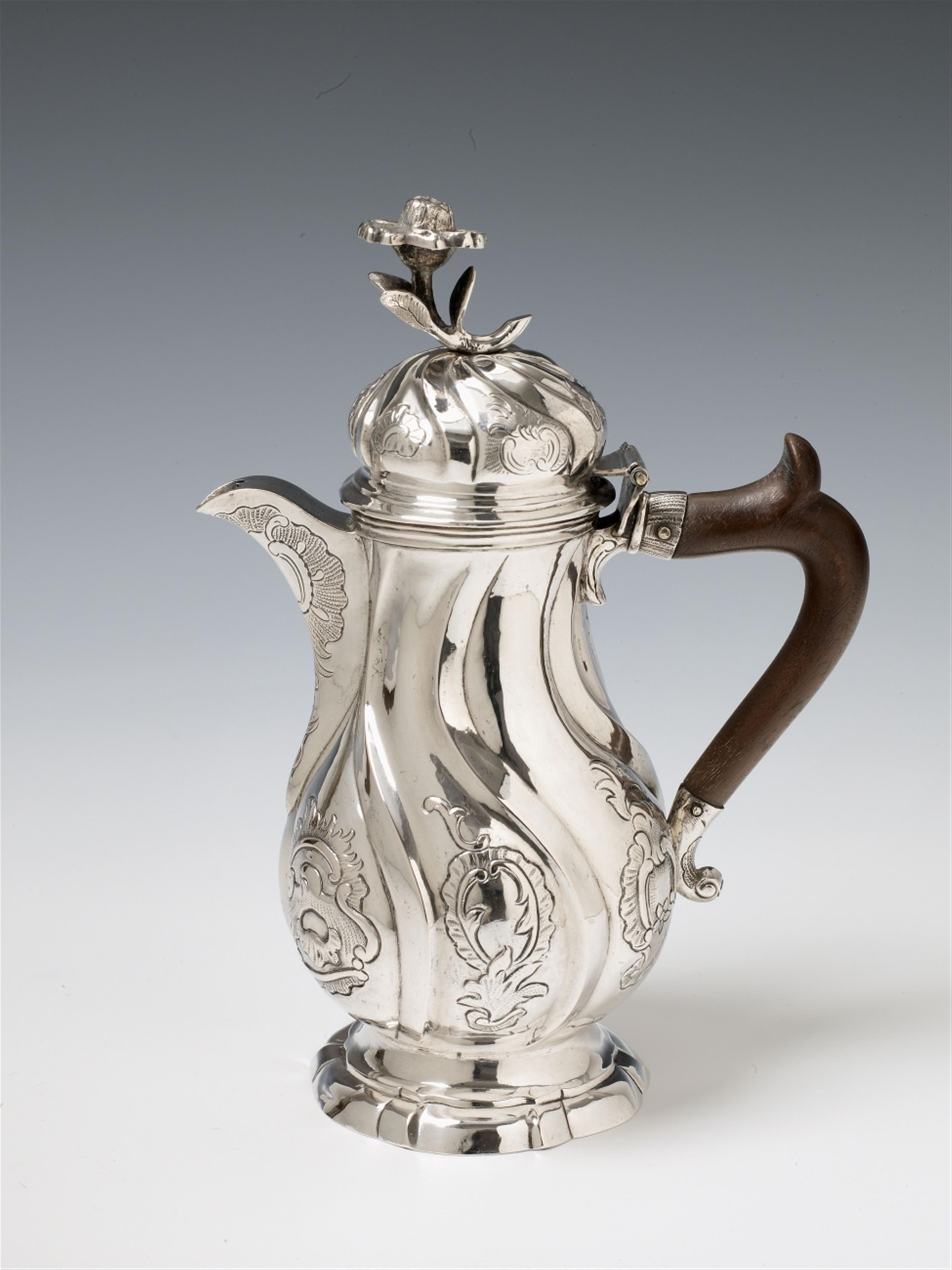 A Hamburg silver interior gilt hot milk jug. The handle of wood. Marks of Hans Cordt Albert Barckhan, 1758 - 67. - image-1