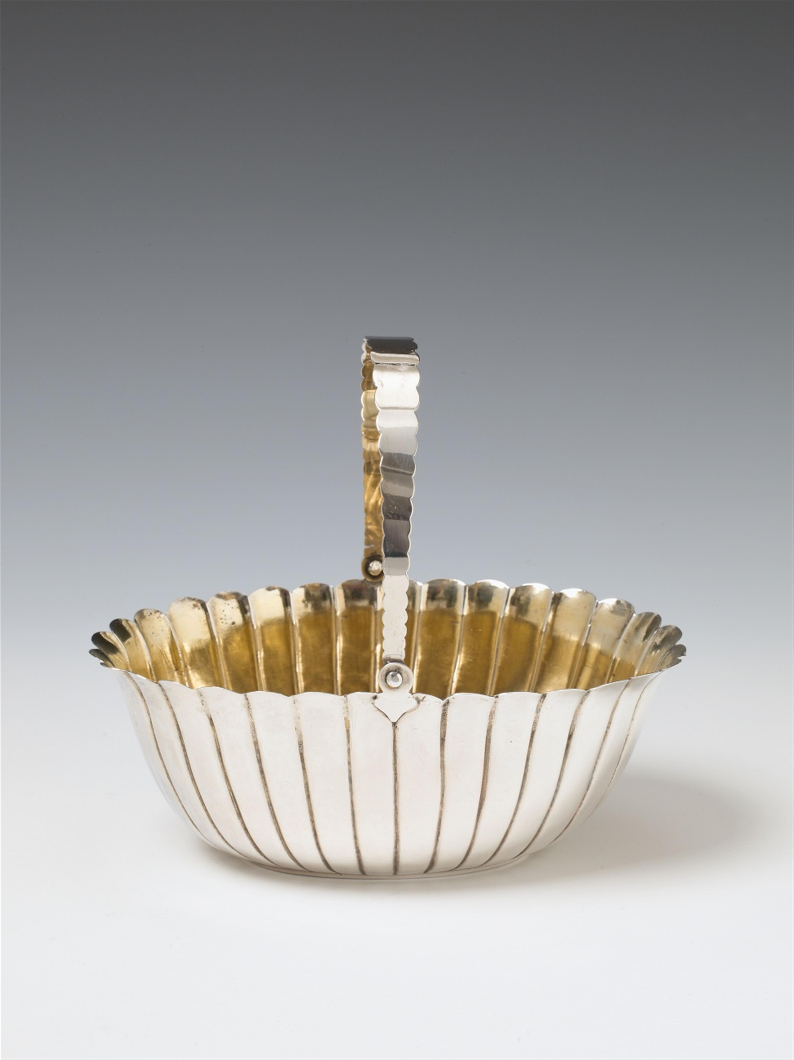 A Kassel silver interior gilt basket. Marks of Johannes Adam Kördel, late 18th C. Kasseler Henkelkörbchen - image-1