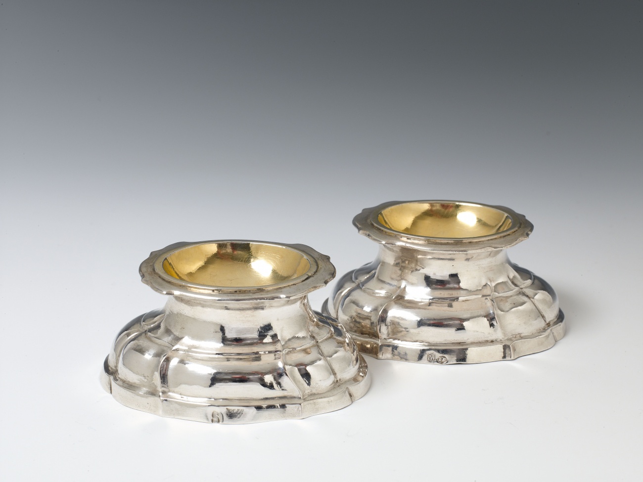 A pair of Cologne silver gilt salts. Owner's monogram "SW" to the foot and "E.I.W." to the interior. Marks of Johann II Rohr, 1769/70. - image-1