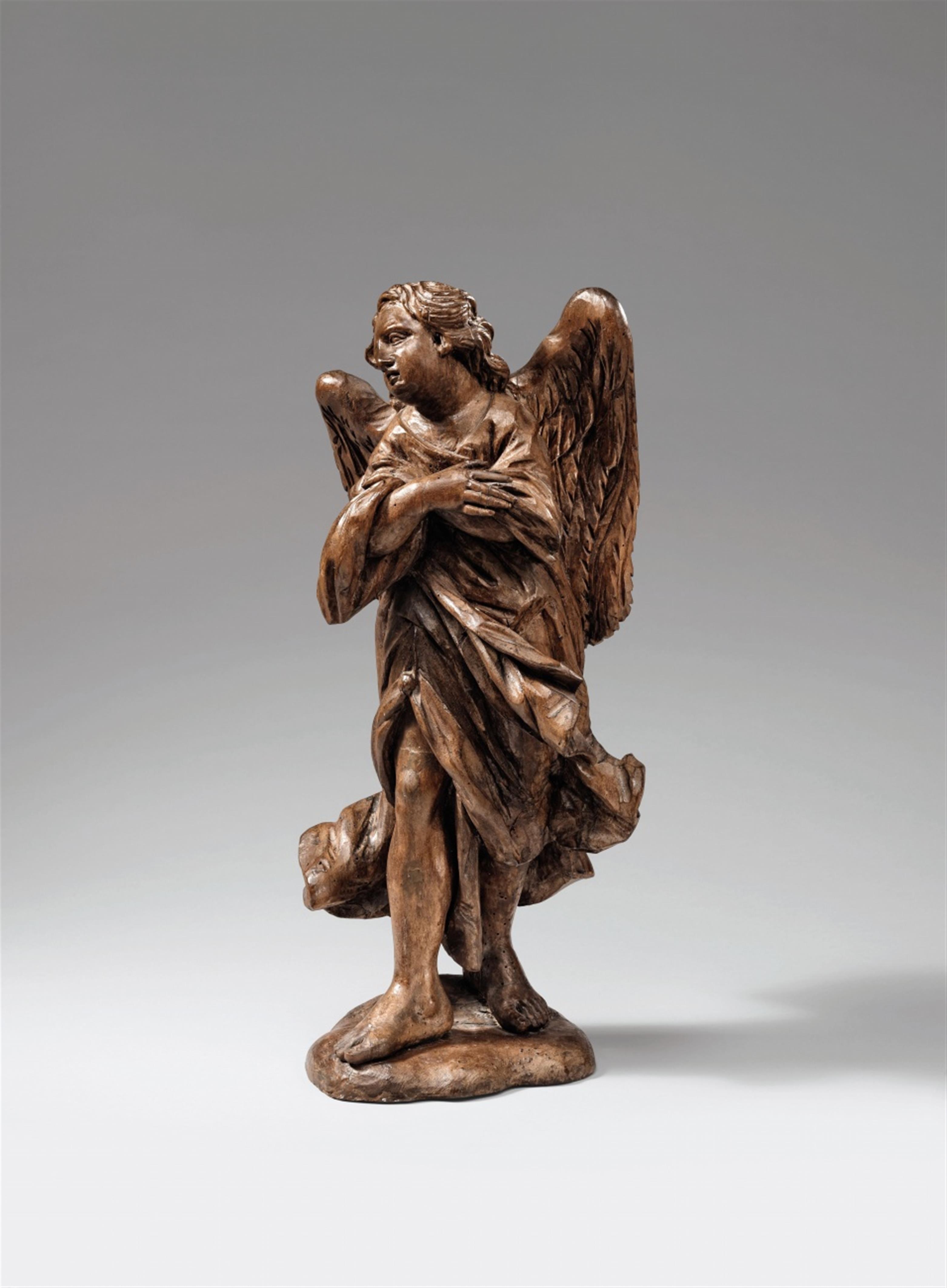 Flemish early 18th century - An early 18th century Flemish carved wooden figure of an angel. - image-1