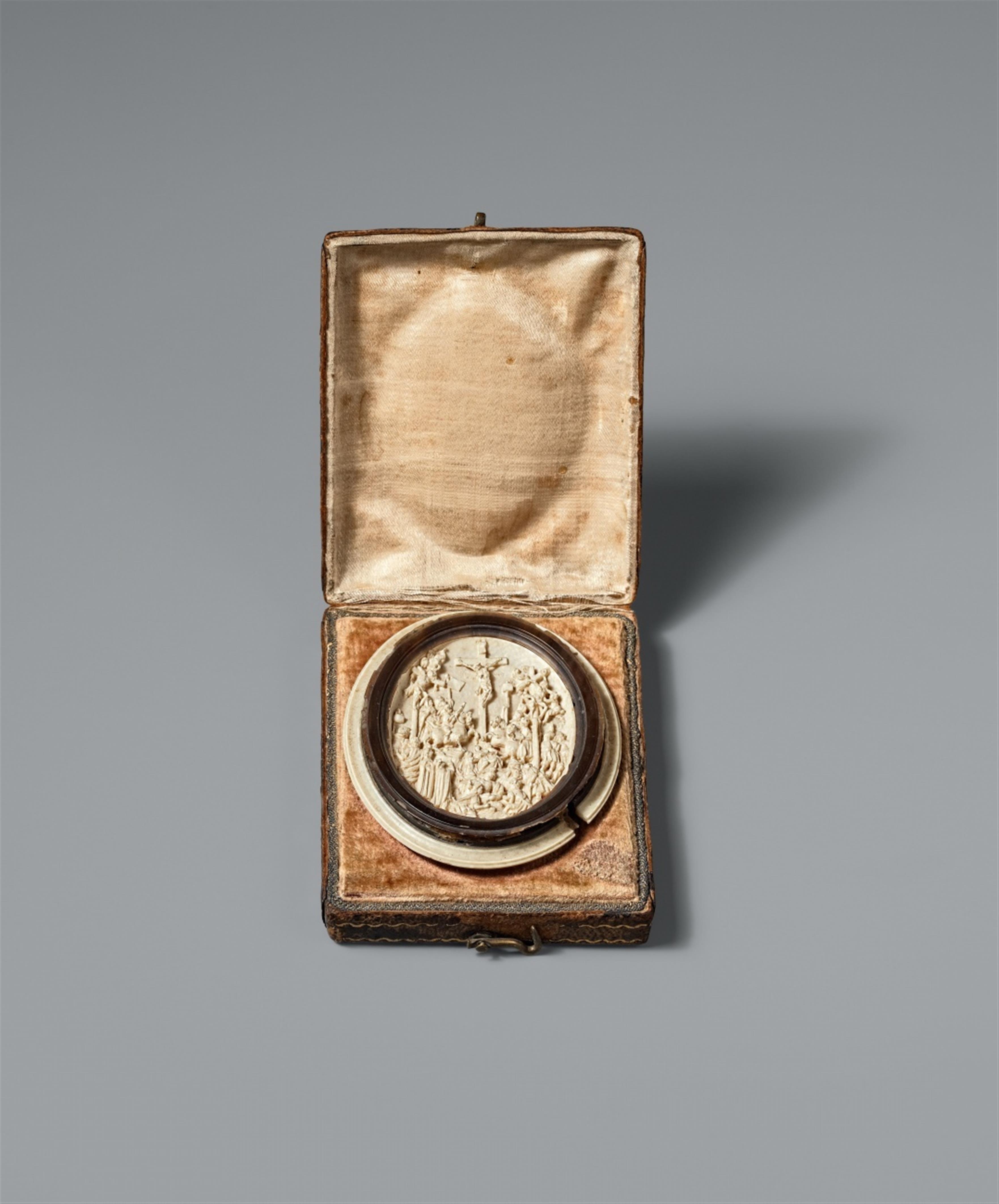 German mid-16th century - A German mid-16th century carved ivory medallion depicting the Crucifixion - image-2