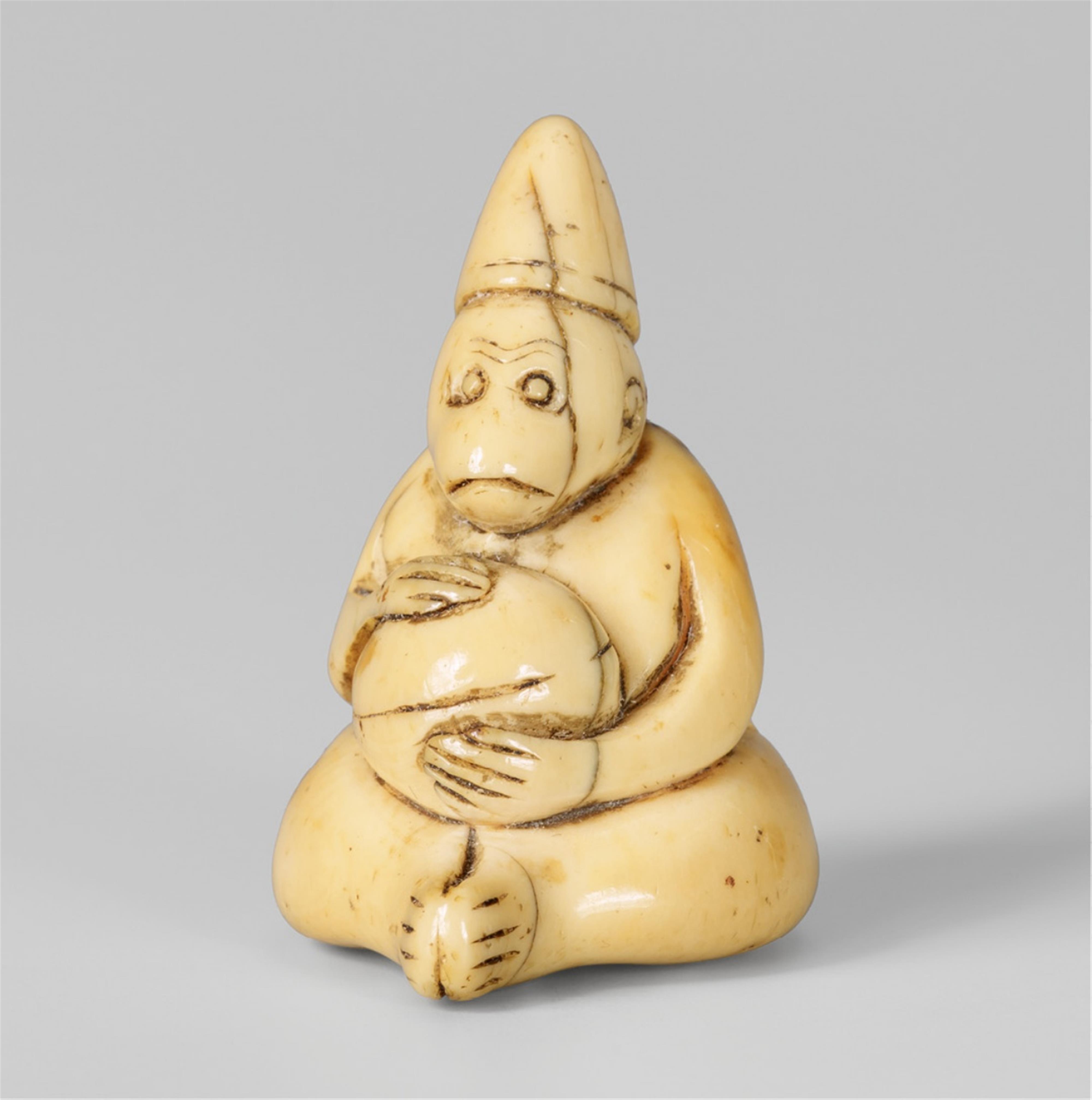 An ivory netsuke of a monkey. 18th century - image-1